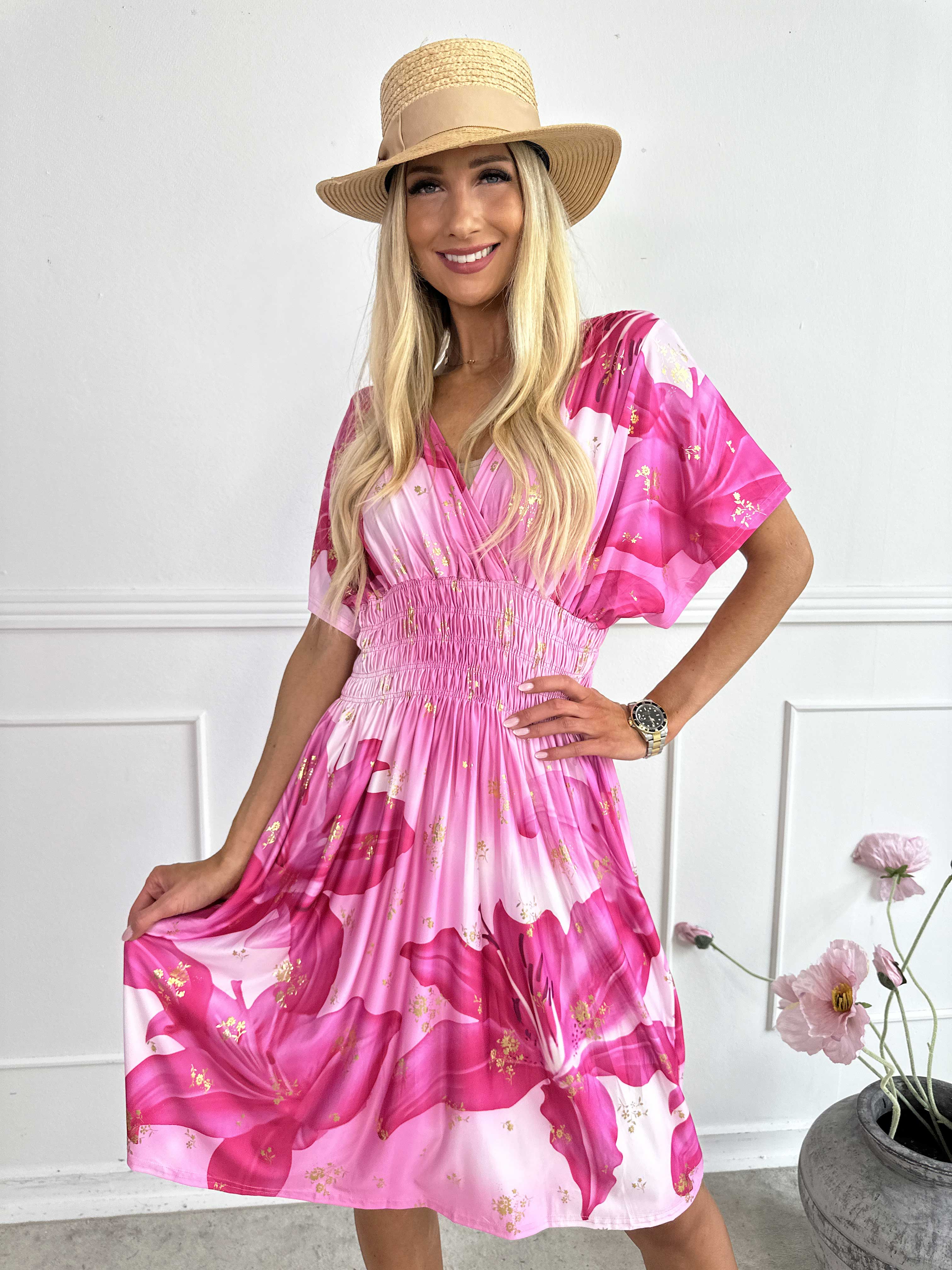 Pams Big Lily Short - Kort elastisk klänning med stora liljor och gulddetaljer