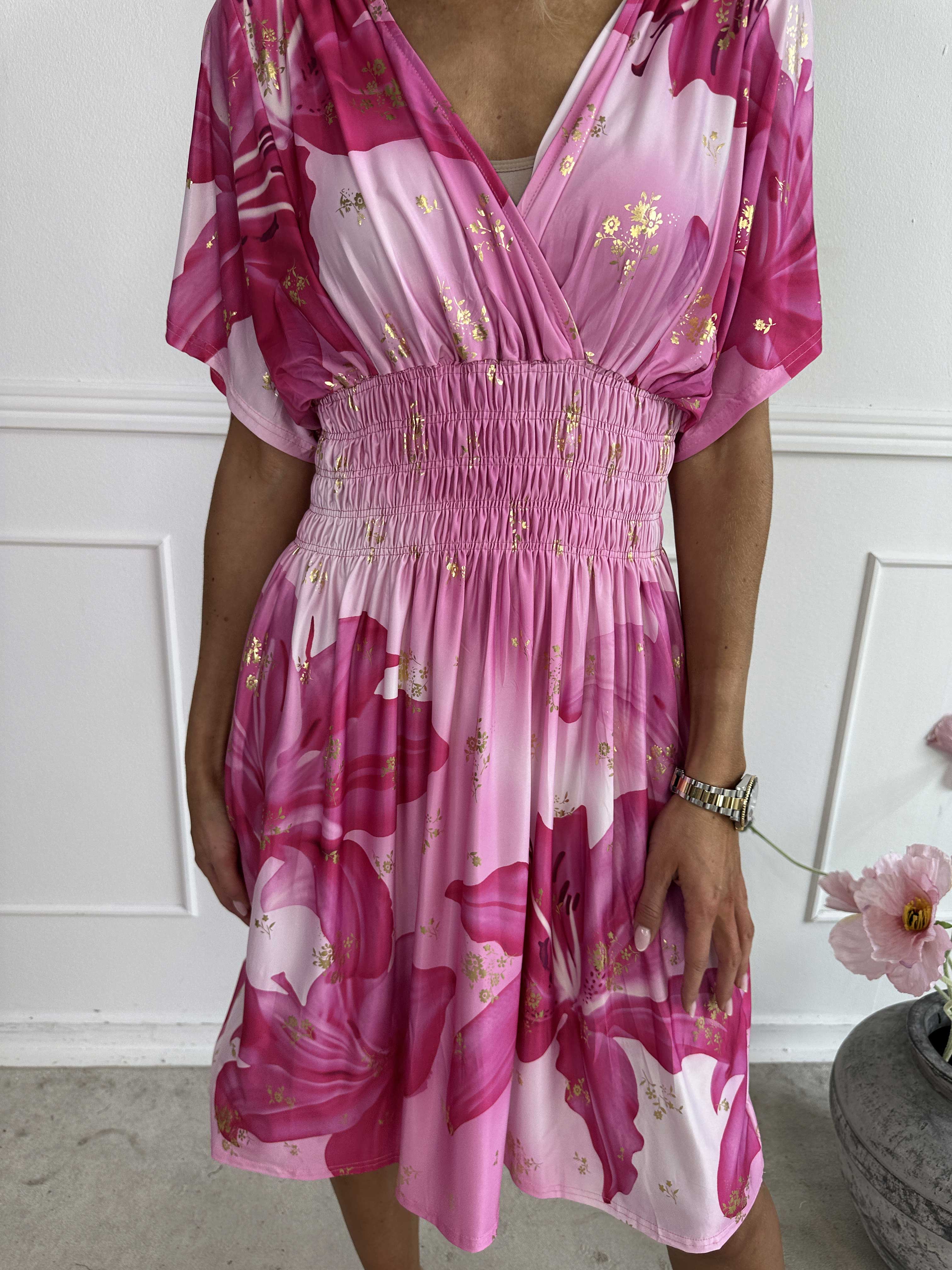 Pams Big Lily Short - Kort elastisk klänning med stora liljor och gulddetaljer