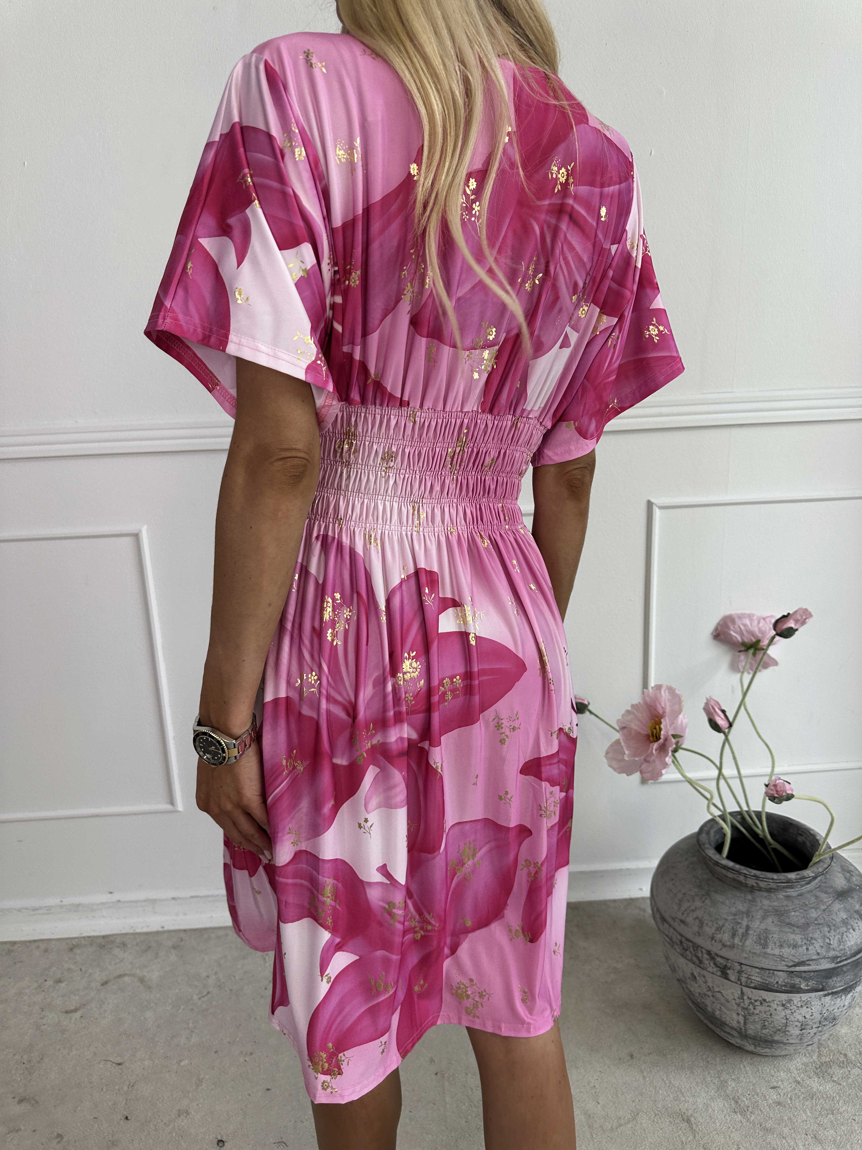 Pams Big Lily Short - Kort elastisk klänning med stora liljor och gulddetaljer