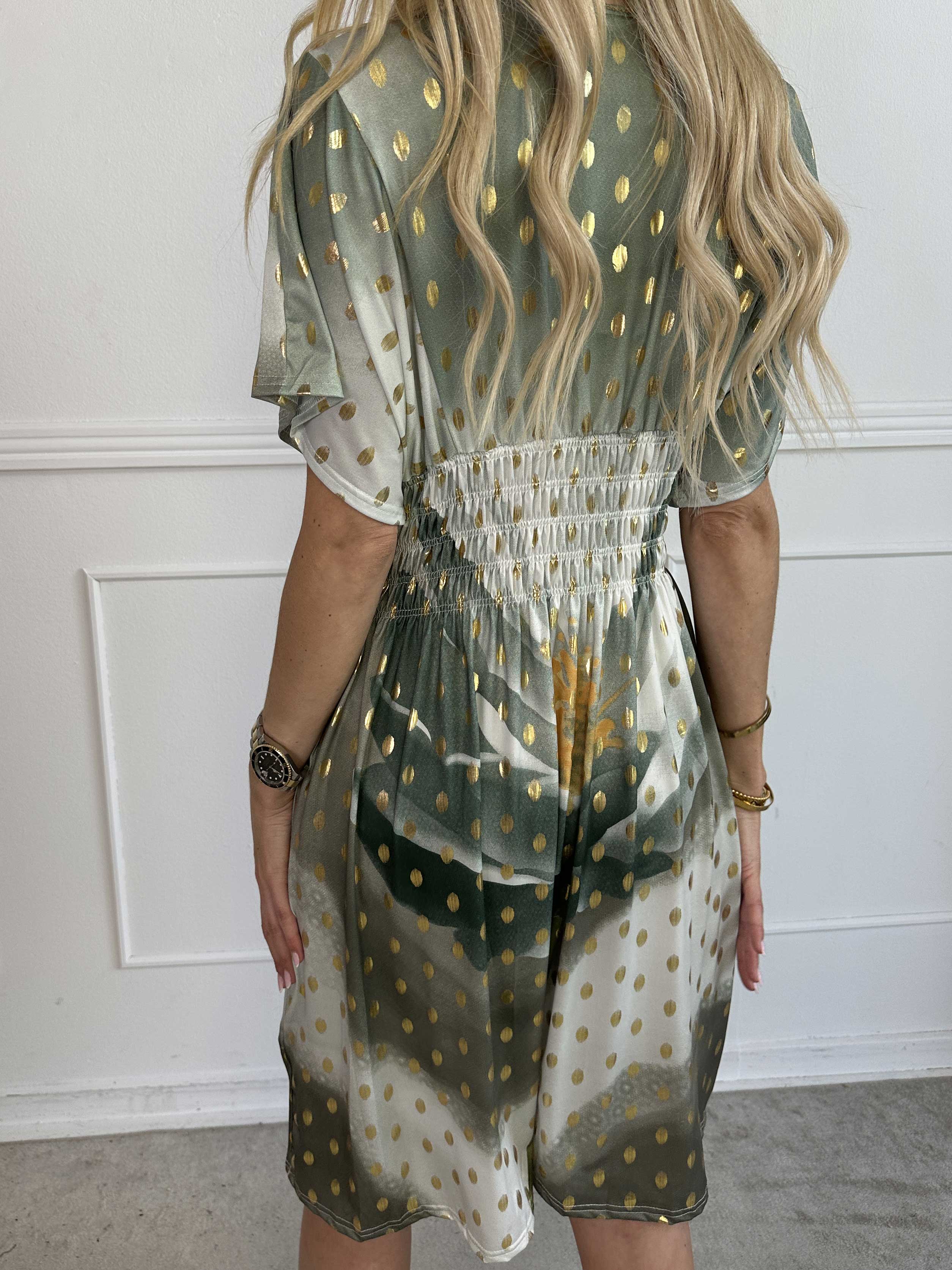 Pams Field Short - Kort elastisk kjole med blomstermotiv og guld dutter