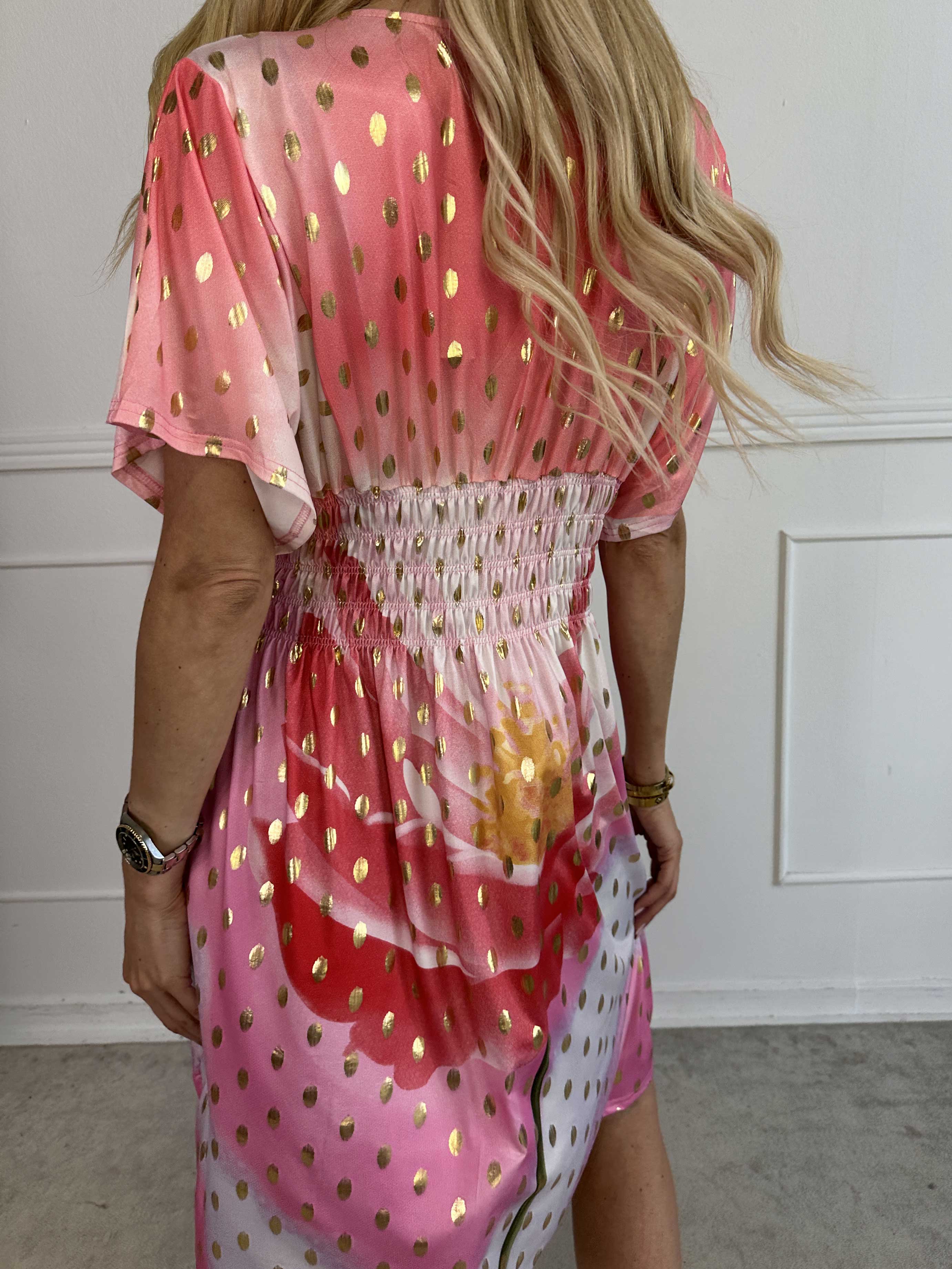 Pams Field Short - Kort elastisk kjole med blomstermotiv og guld dutter