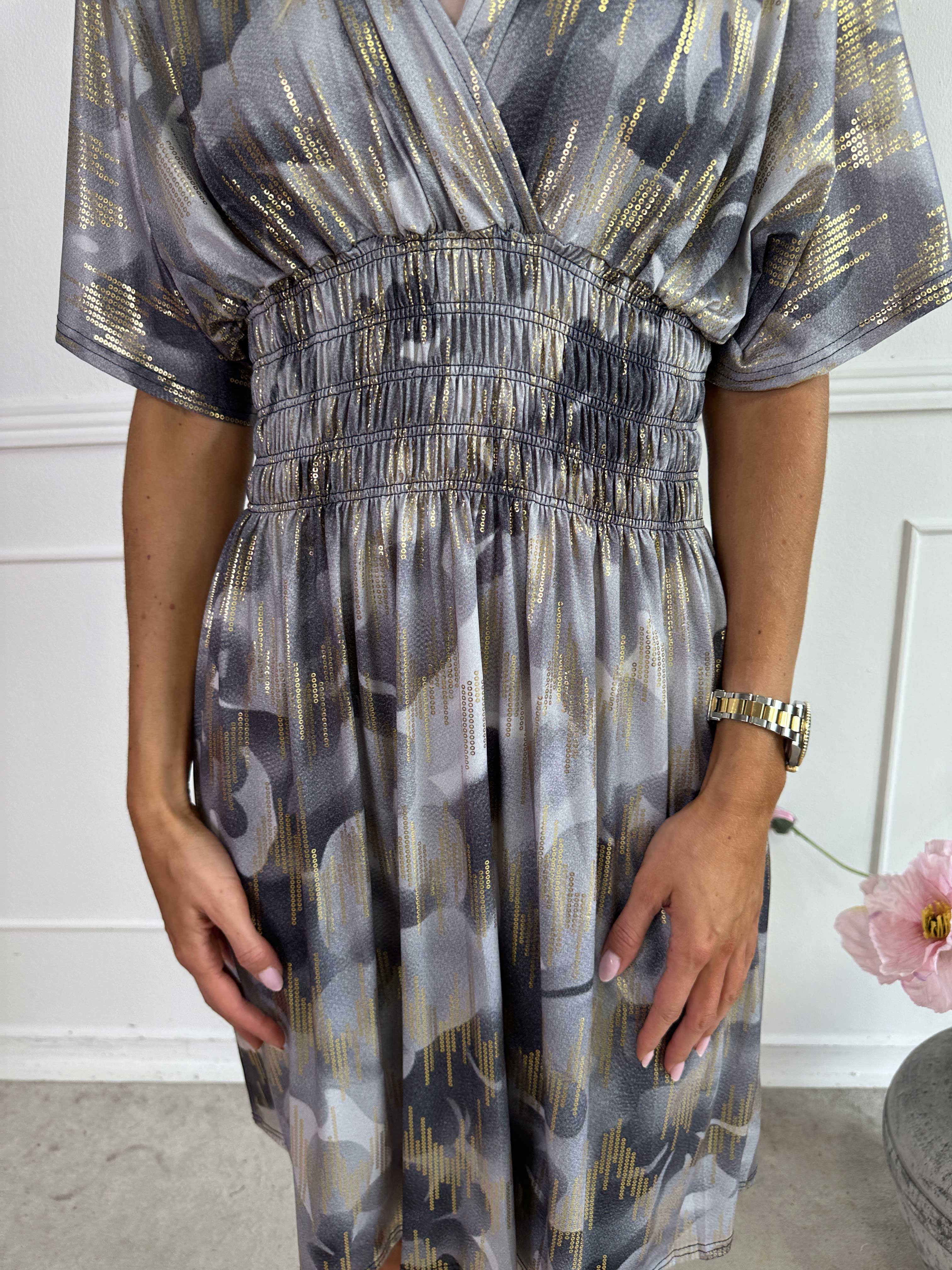 Pams Glamorous Short - Kort elastisk klänning med fina gulddetaljer