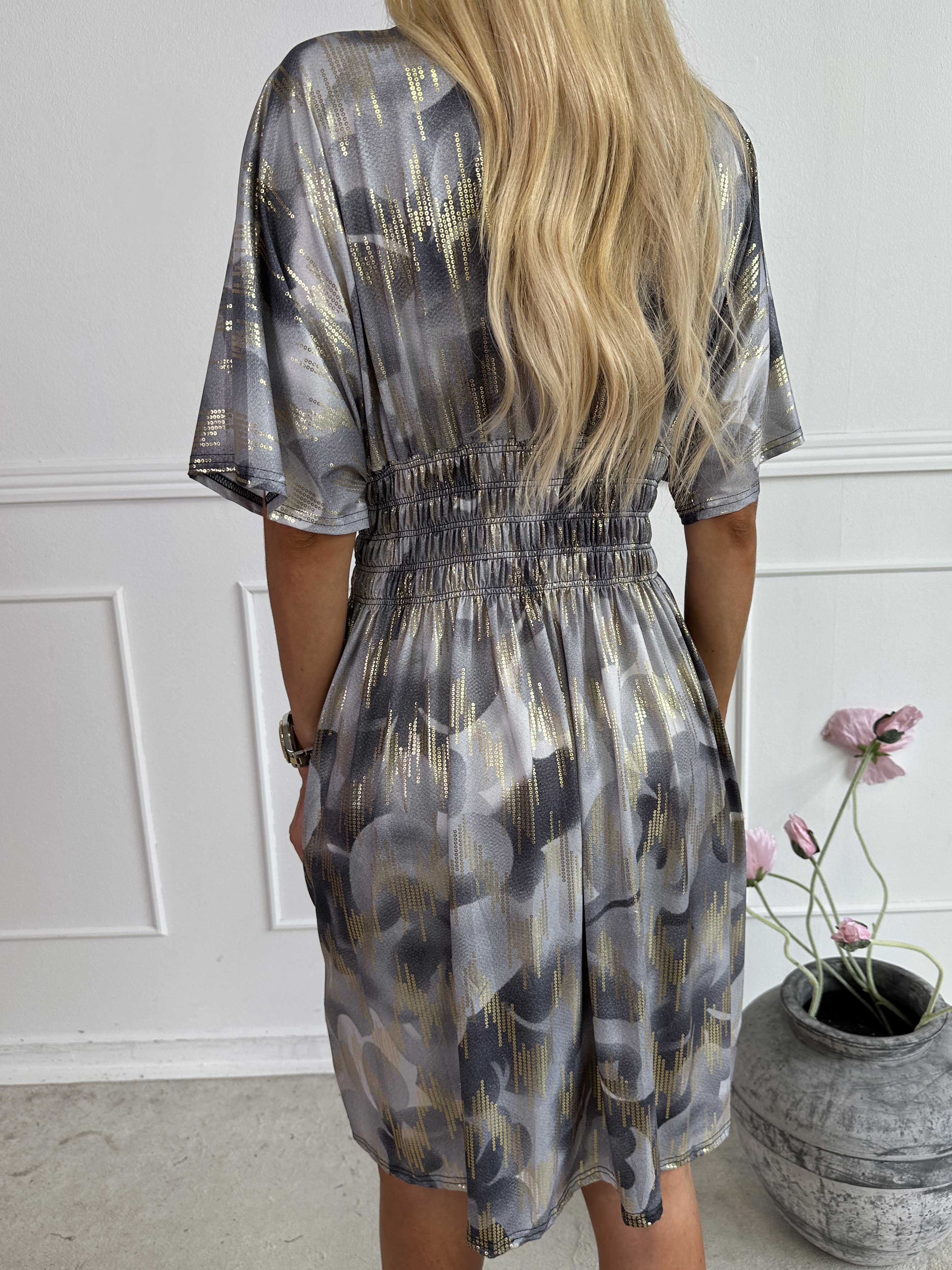 Pams Glamorous Short - Kort elastisk klänning med fina gulddetaljer