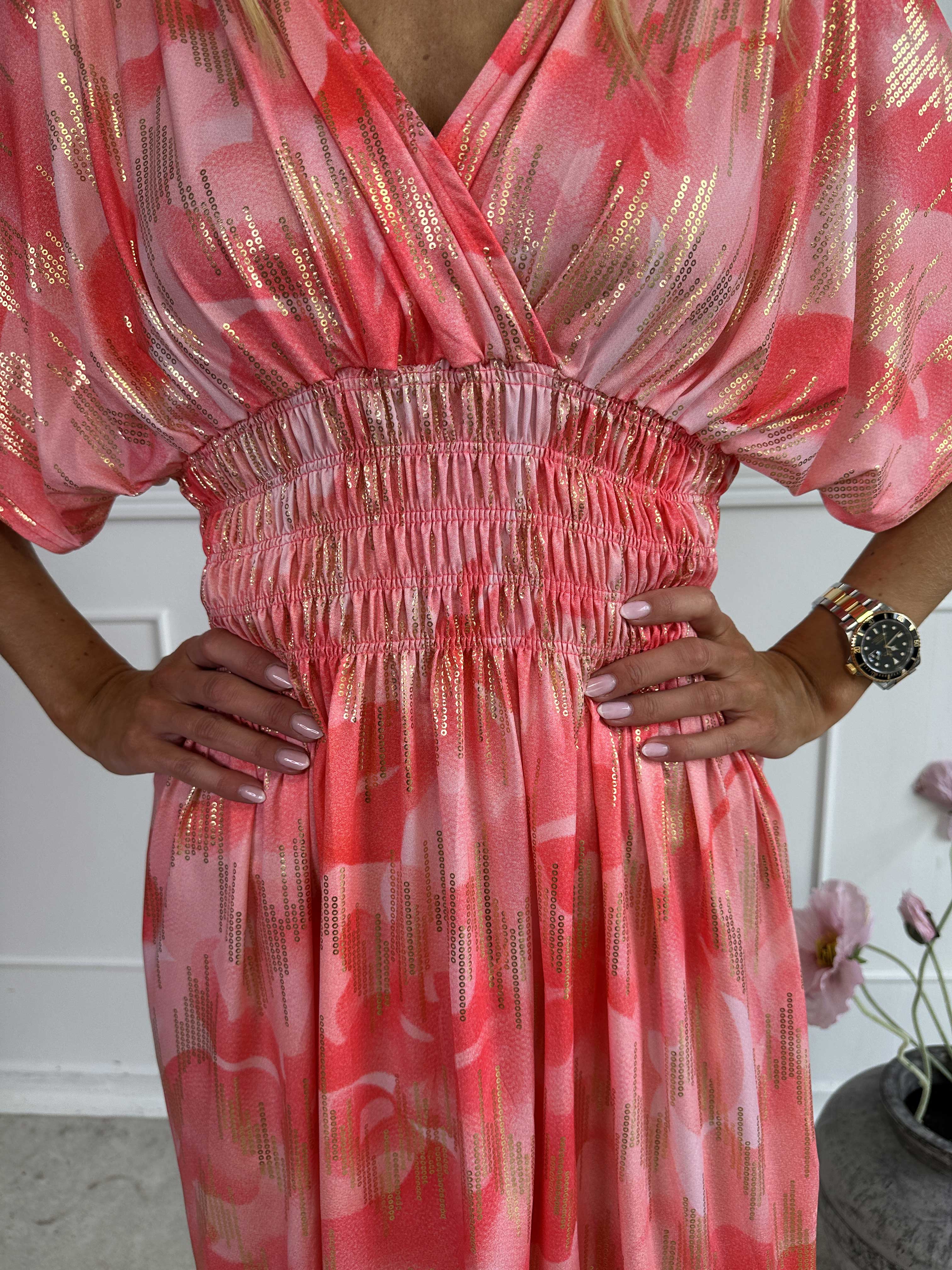 Pams Glamorous Short - Kort elastisk klänning med fina gulddetaljer