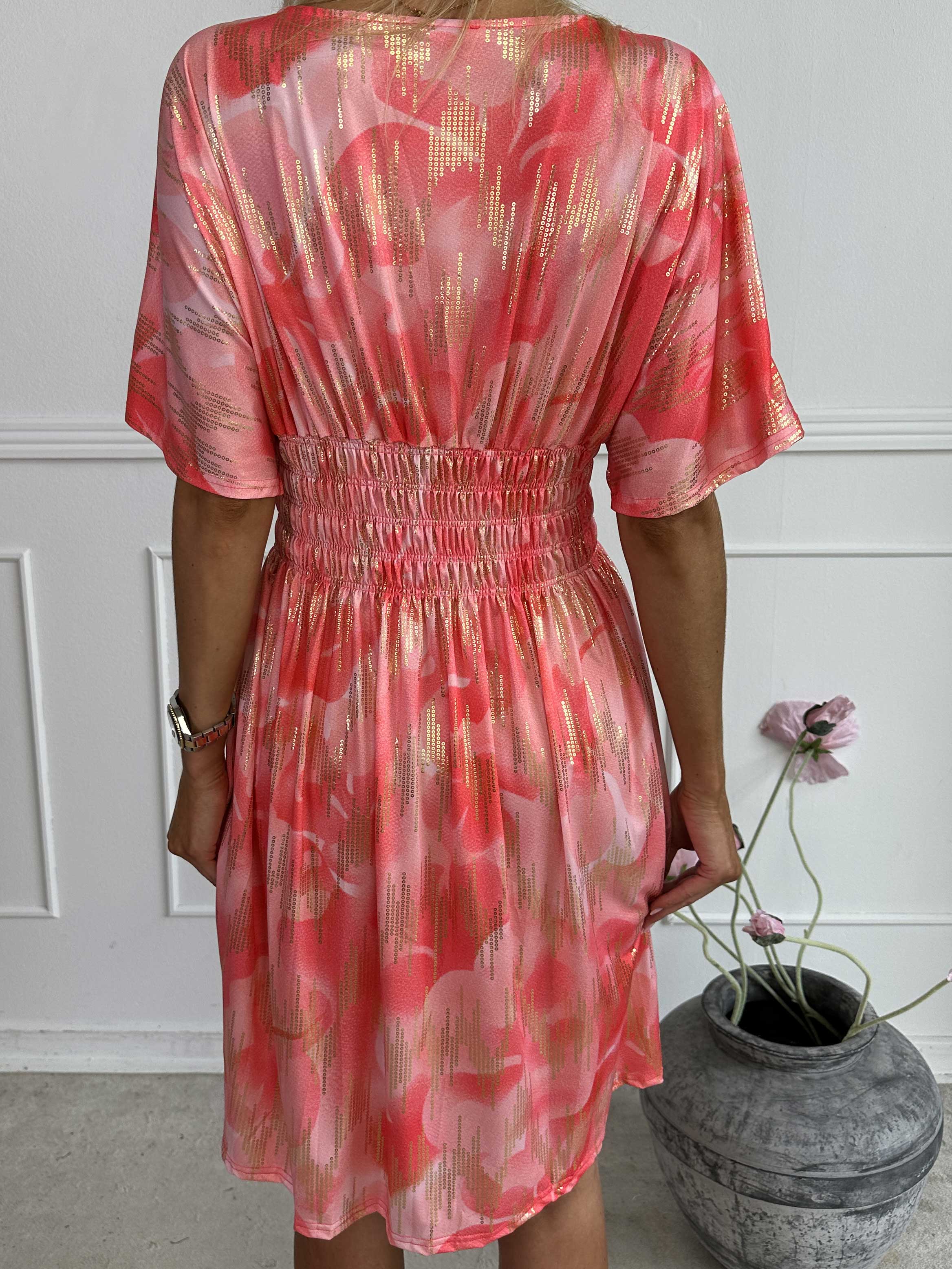 Pams Glamorous Short - Kort elastisk klänning med fina gulddetaljer