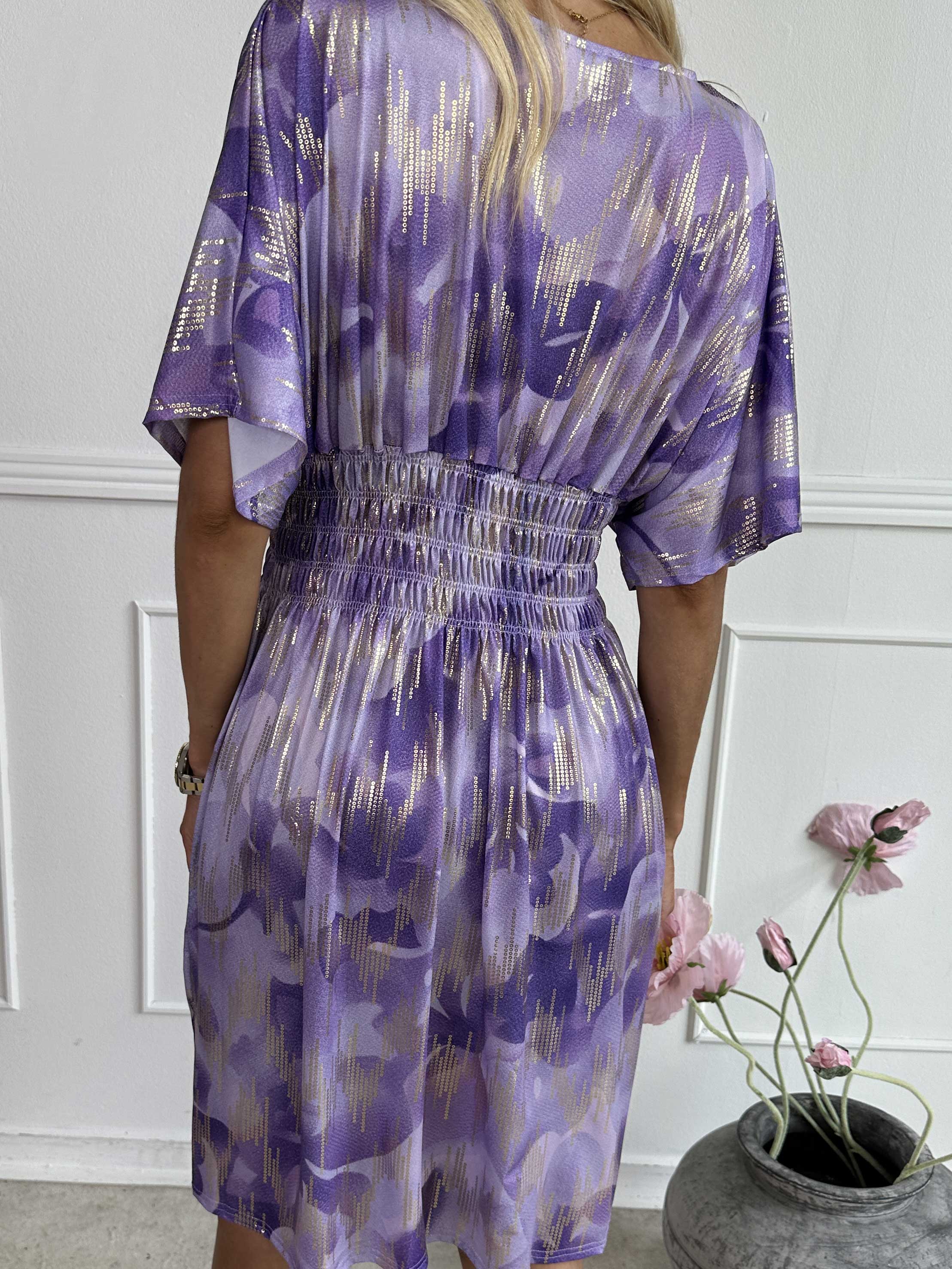 Pams Glamorous Short - Kort elastisk klänning med fina gulddetaljer