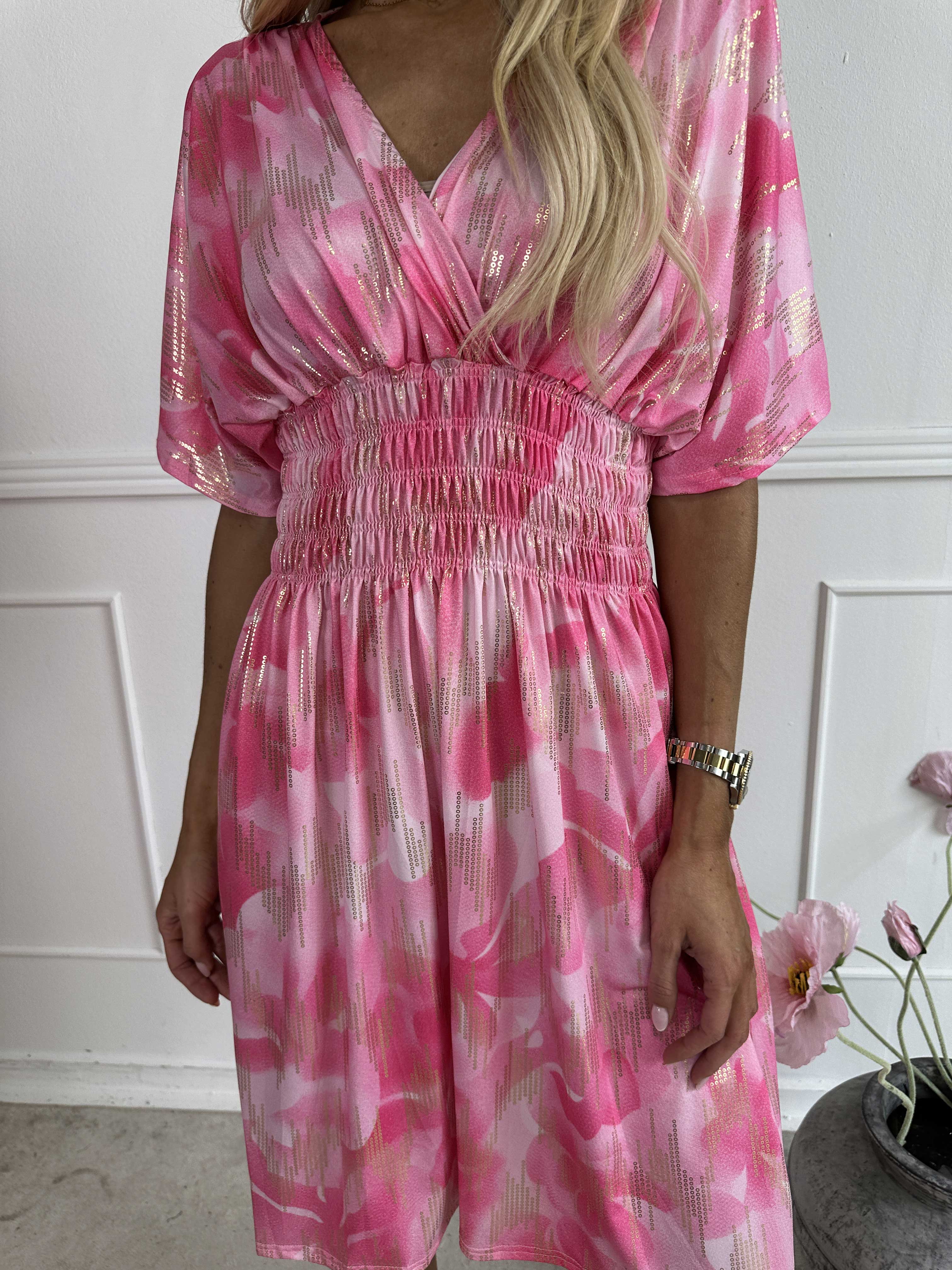 Pams Glamorous Short - Kort elastisk klänning med fina gulddetaljer