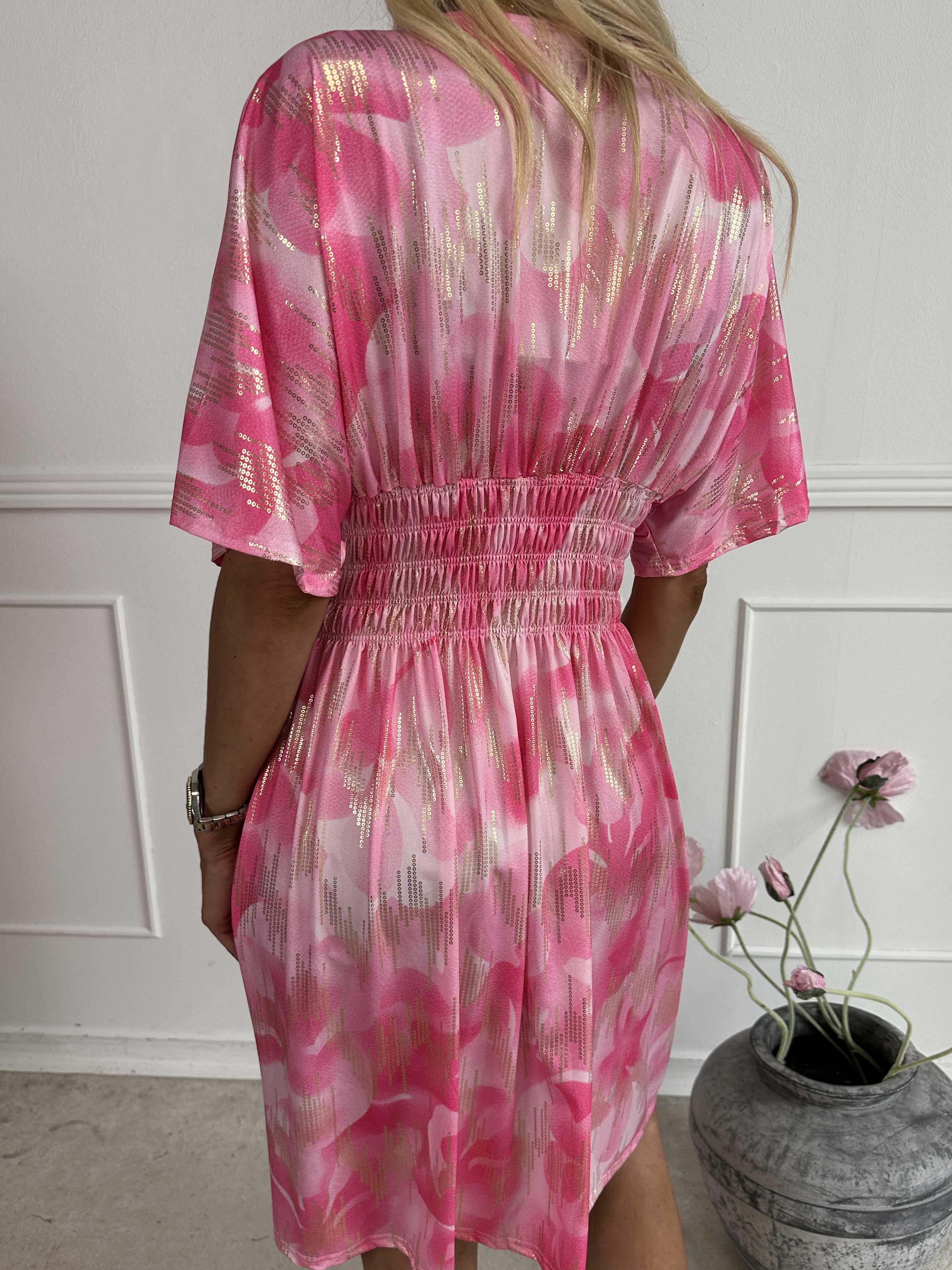 Pams Glamorous Short - Kort elastisk klänning med fina gulddetaljer