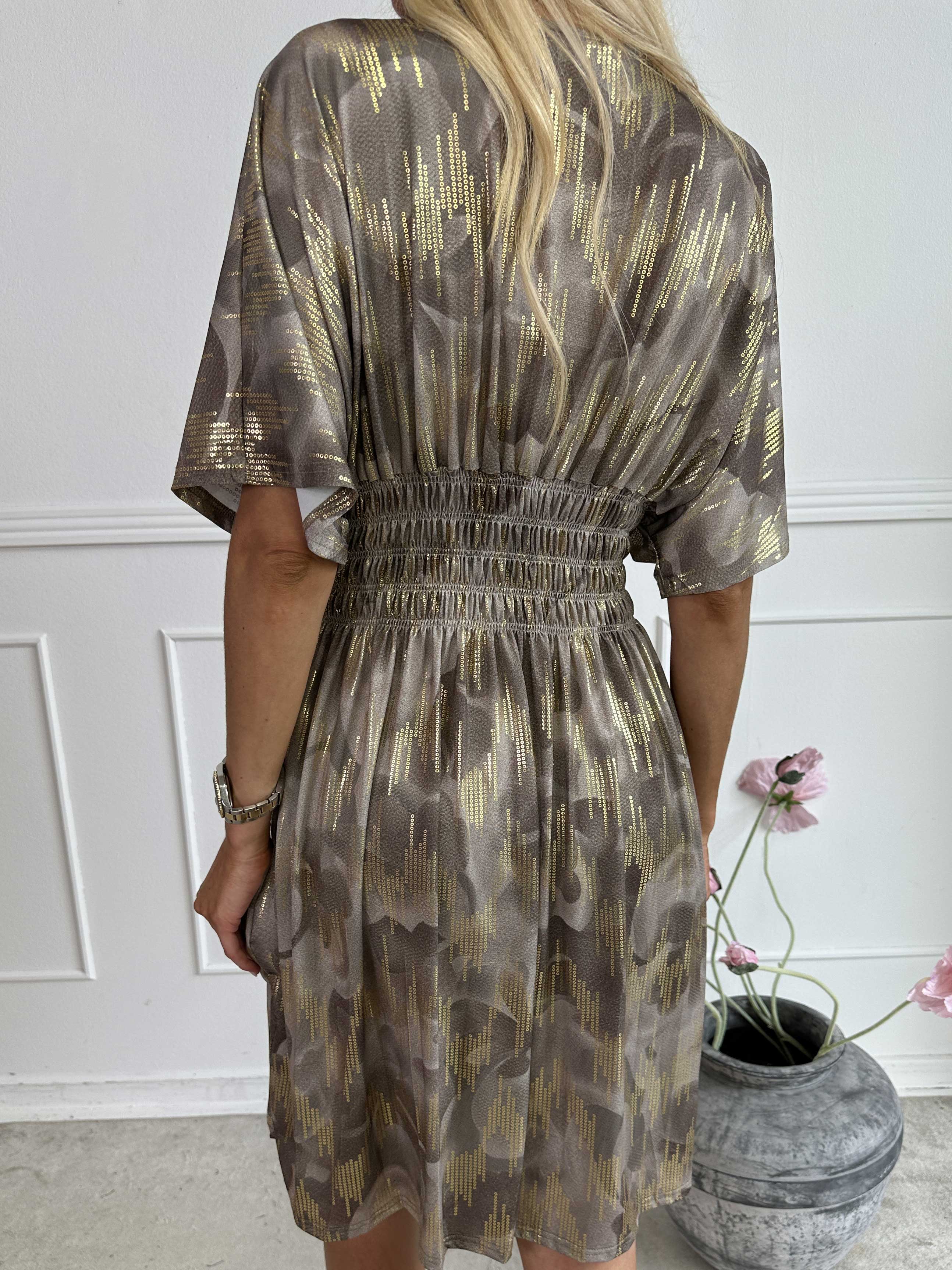 Pams Glamorous Short - Kort elastisk klänning med fina gulddetaljer