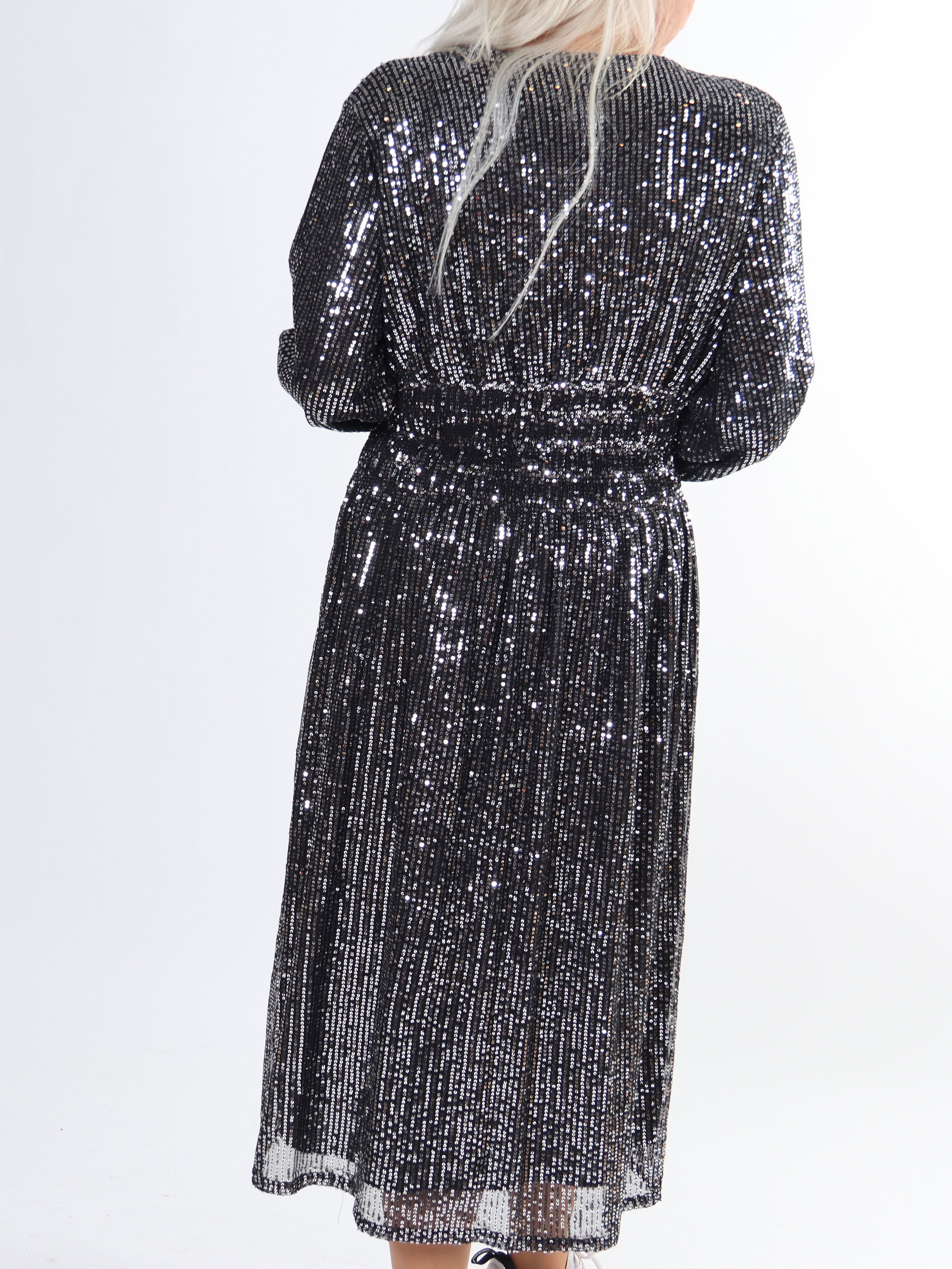 Pams Glitter Midi L/S - Plus size klänning med smock och paljetter