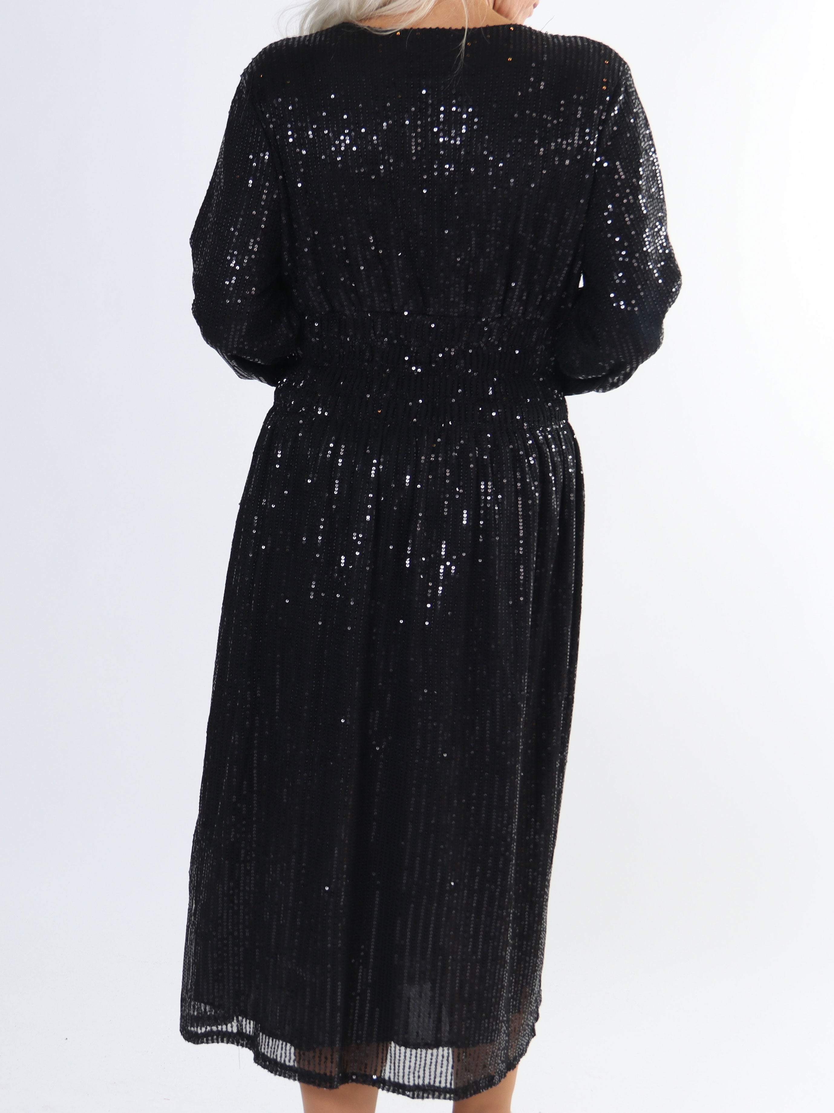 Pams Glitter Midi L/S - Plus size klänning med smock och paljetter