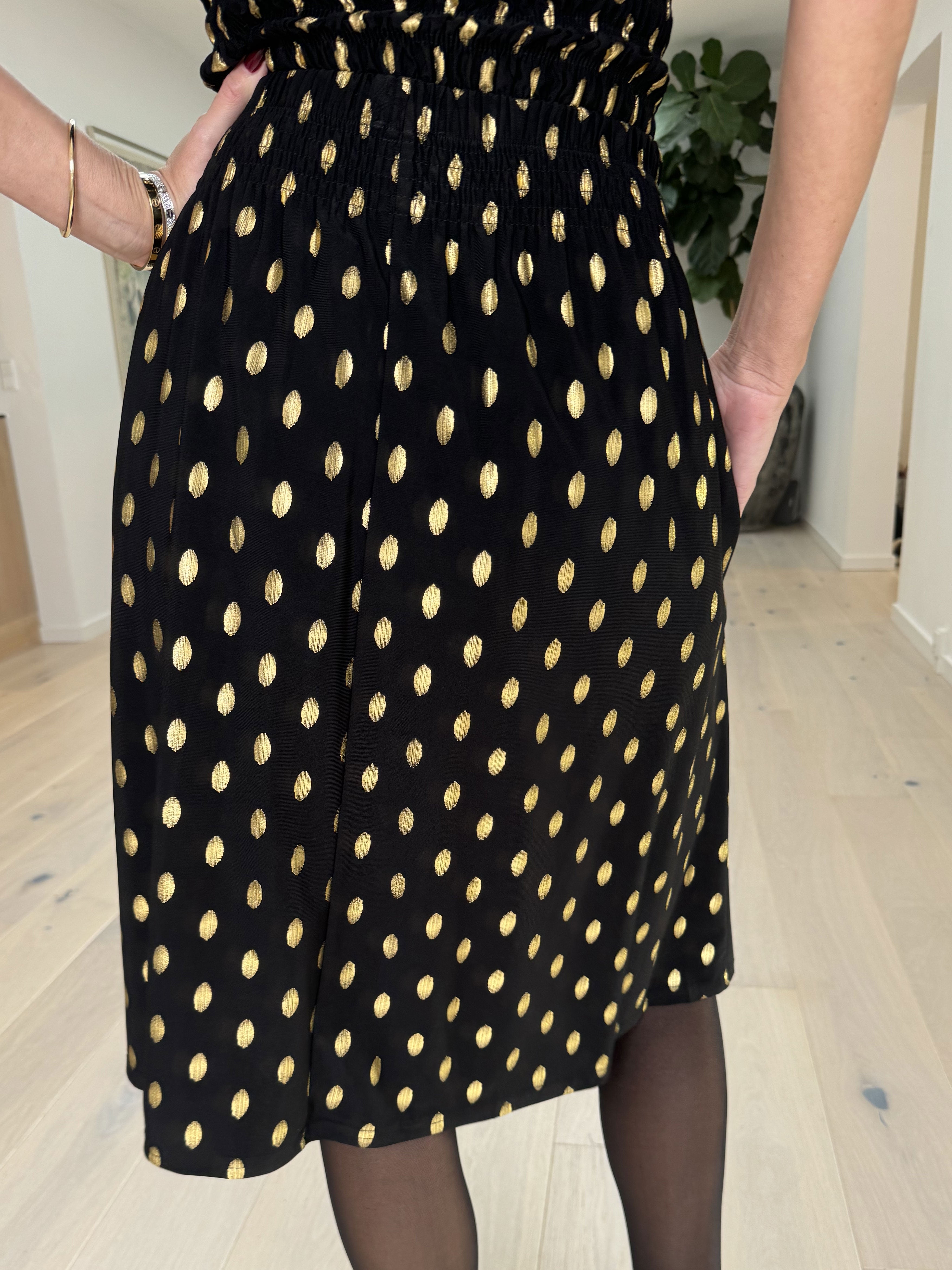 Pams Gold Dot Skirt - Kjol i skrynkelfritt tyg med fickor