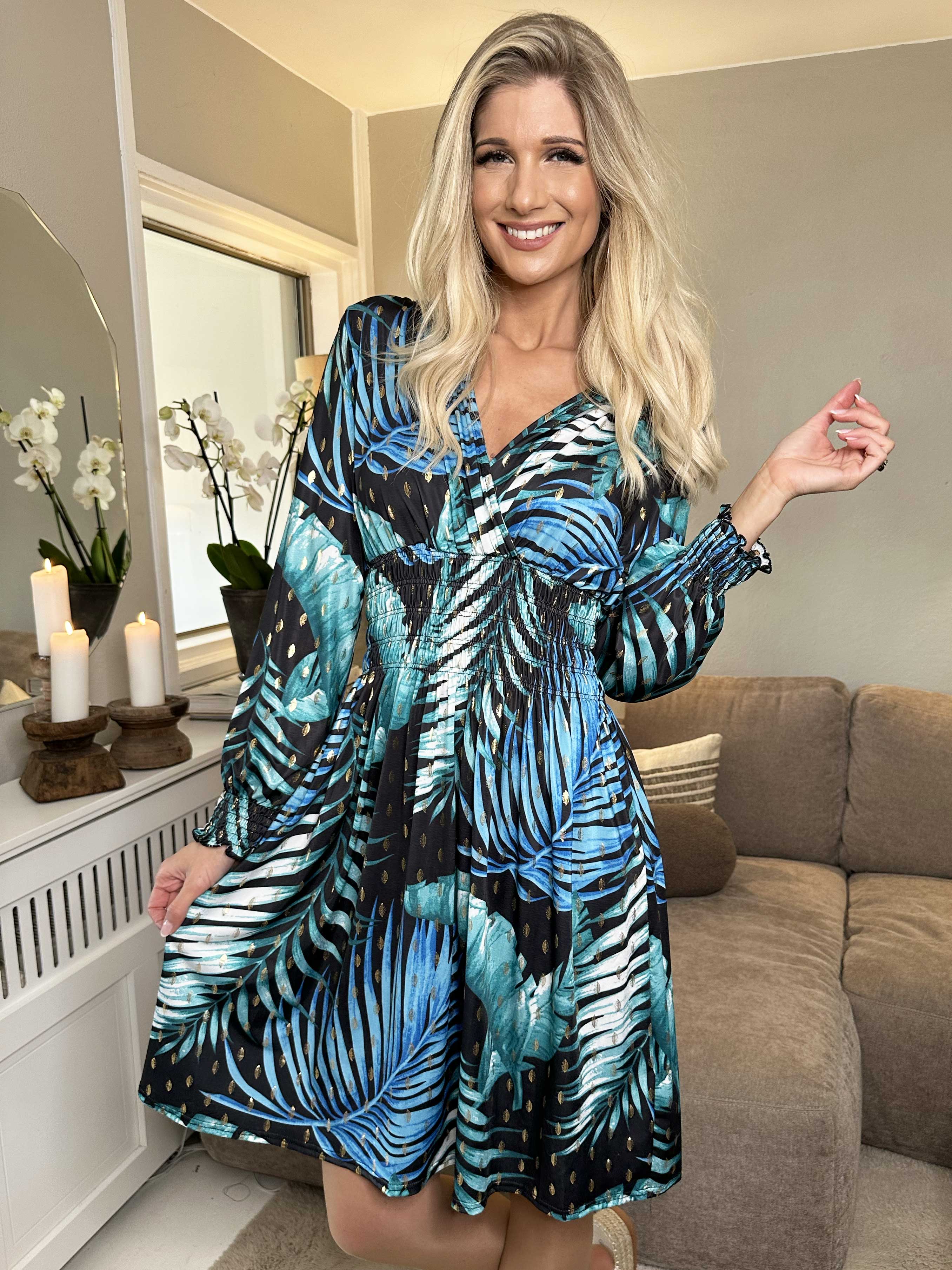 Pams Leaf Short L/S - Elastisk mönstrad klänning i skrynkelfritt tyg