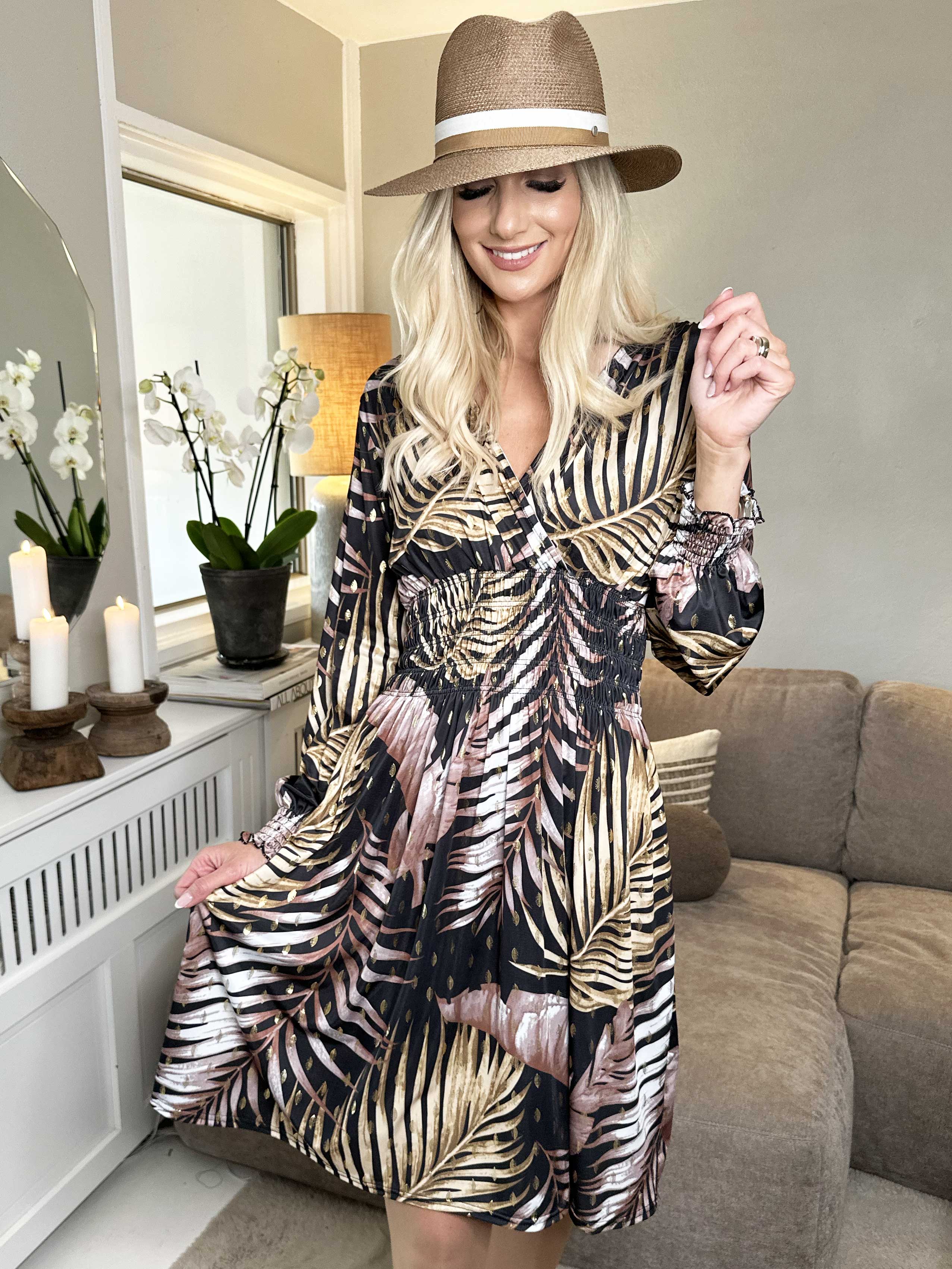 Pams Leaf Short L/S - Elastisk mönstrad klänning i skrynkelfritt tyg