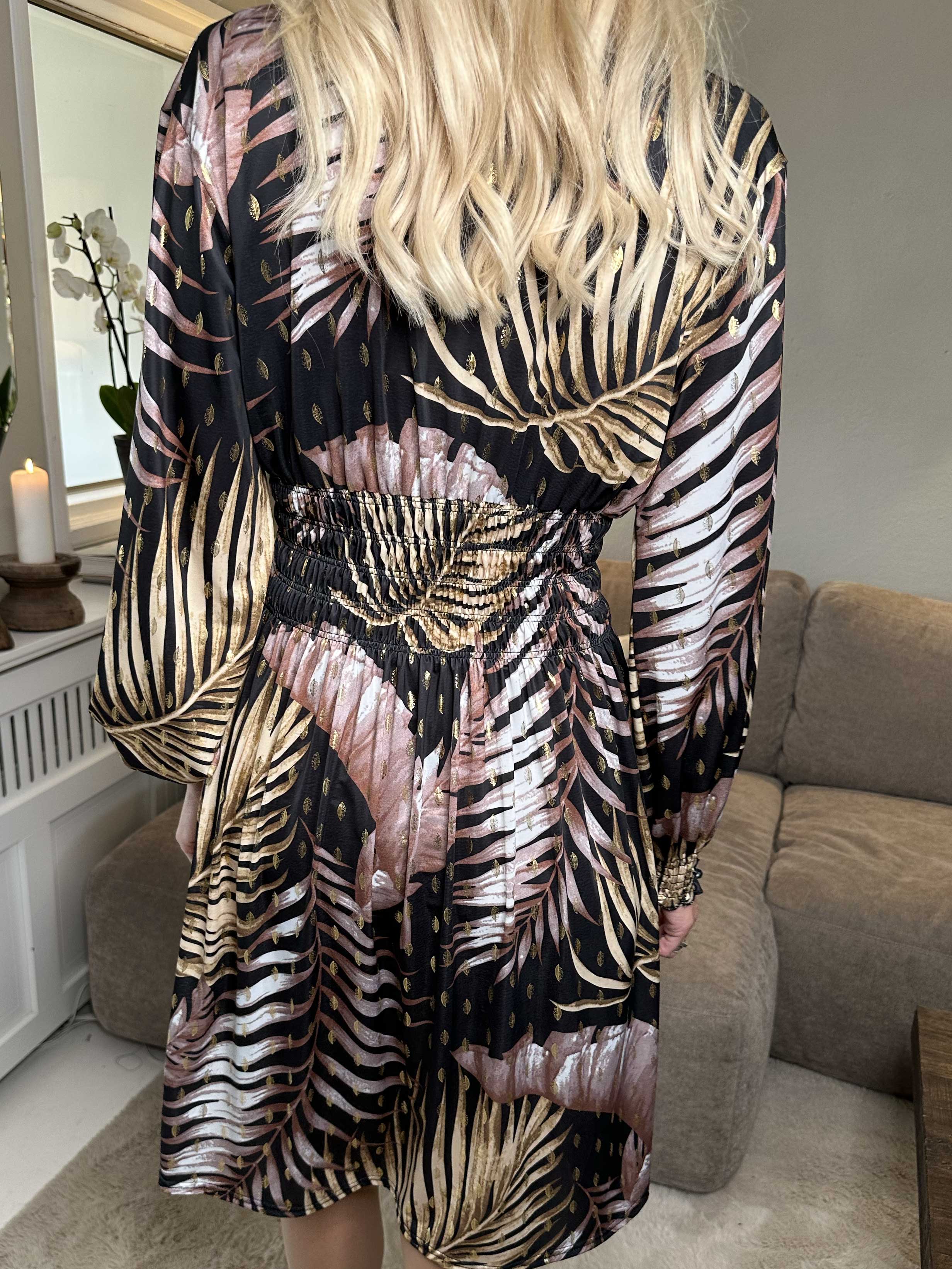 Pams Leaf Short L/S - Elastisk mönstrad klänning i skrynkelfritt tyg