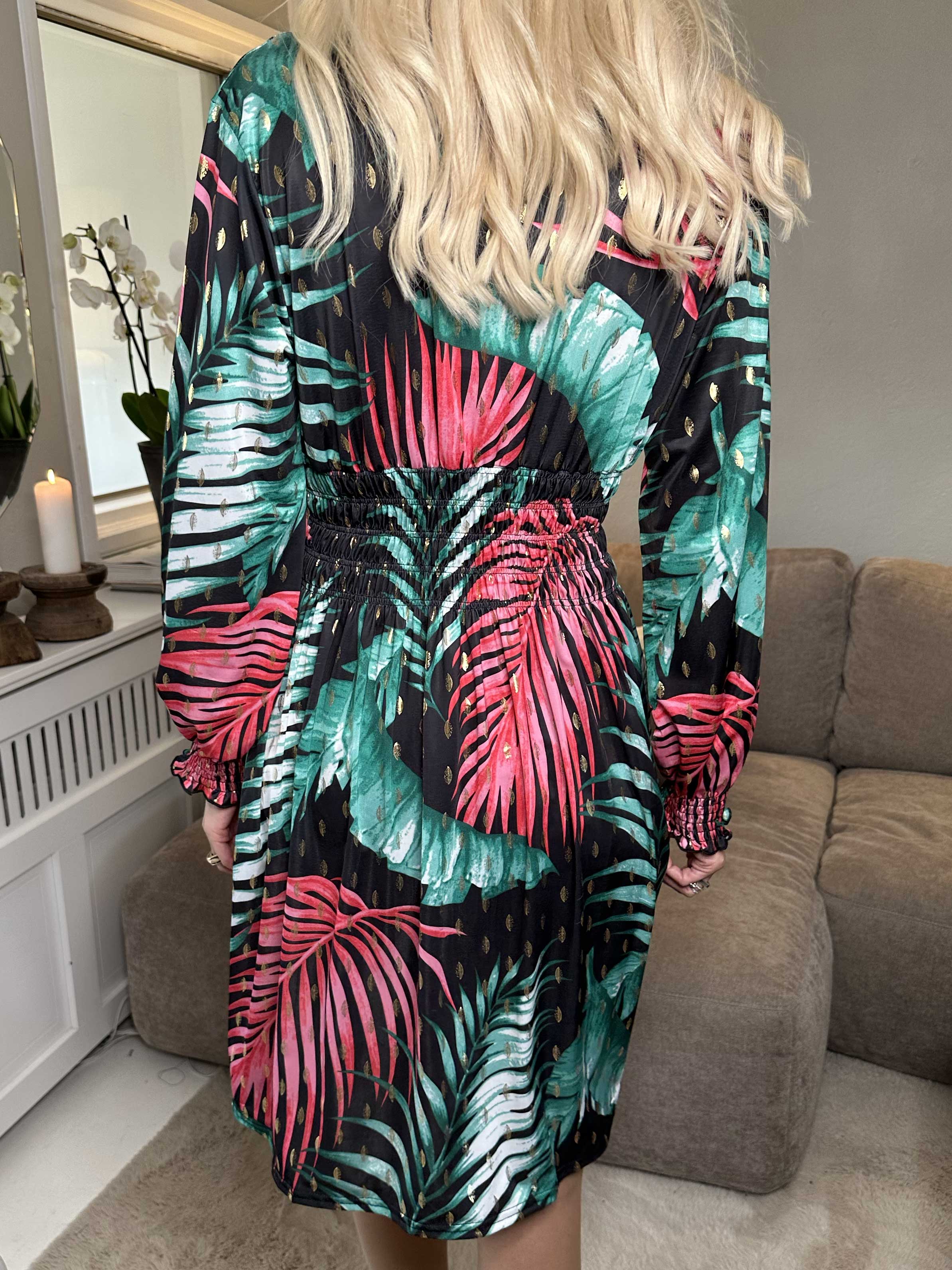 Pams Leaf Short L/S - Elastisk mönstrad klänning i skrynkelfritt tyg - Blue