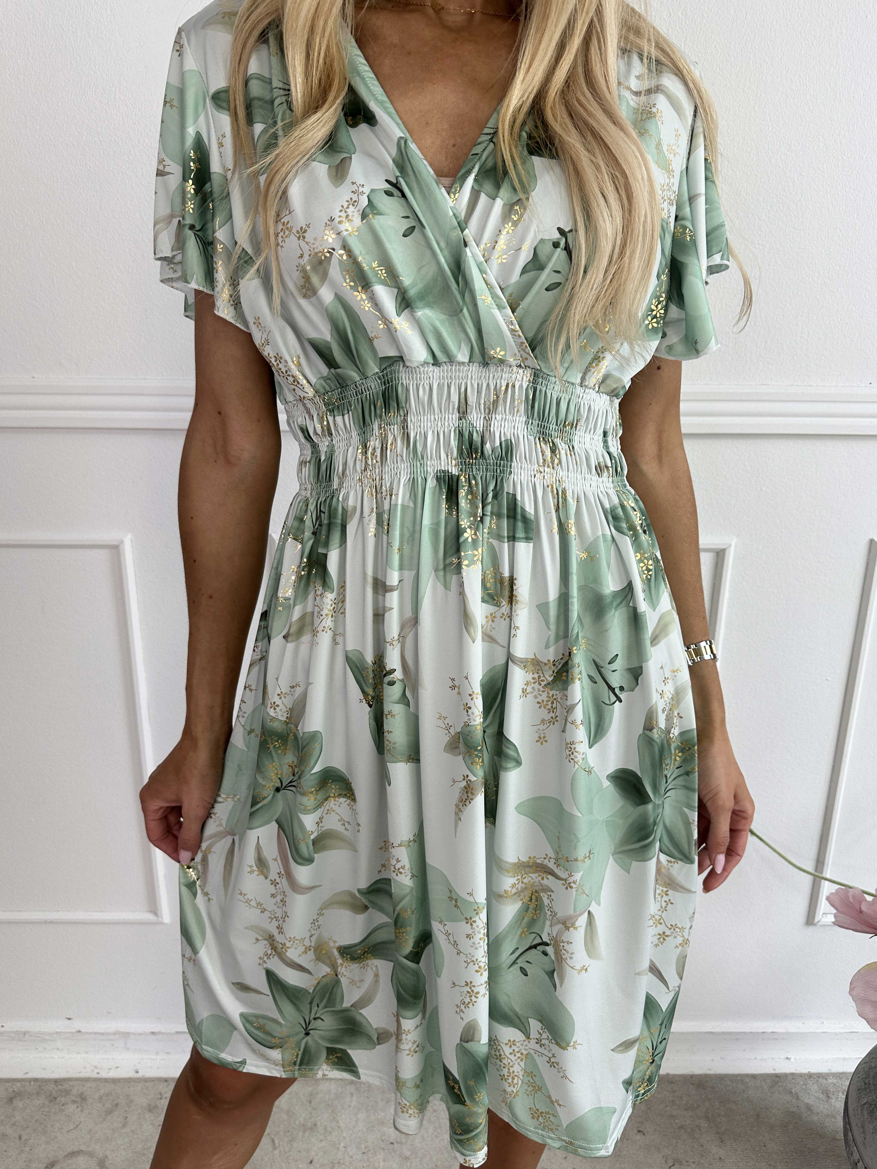 Pams Lilies Short - Kort elastisk klänning med liljemönster och gulddetaljer