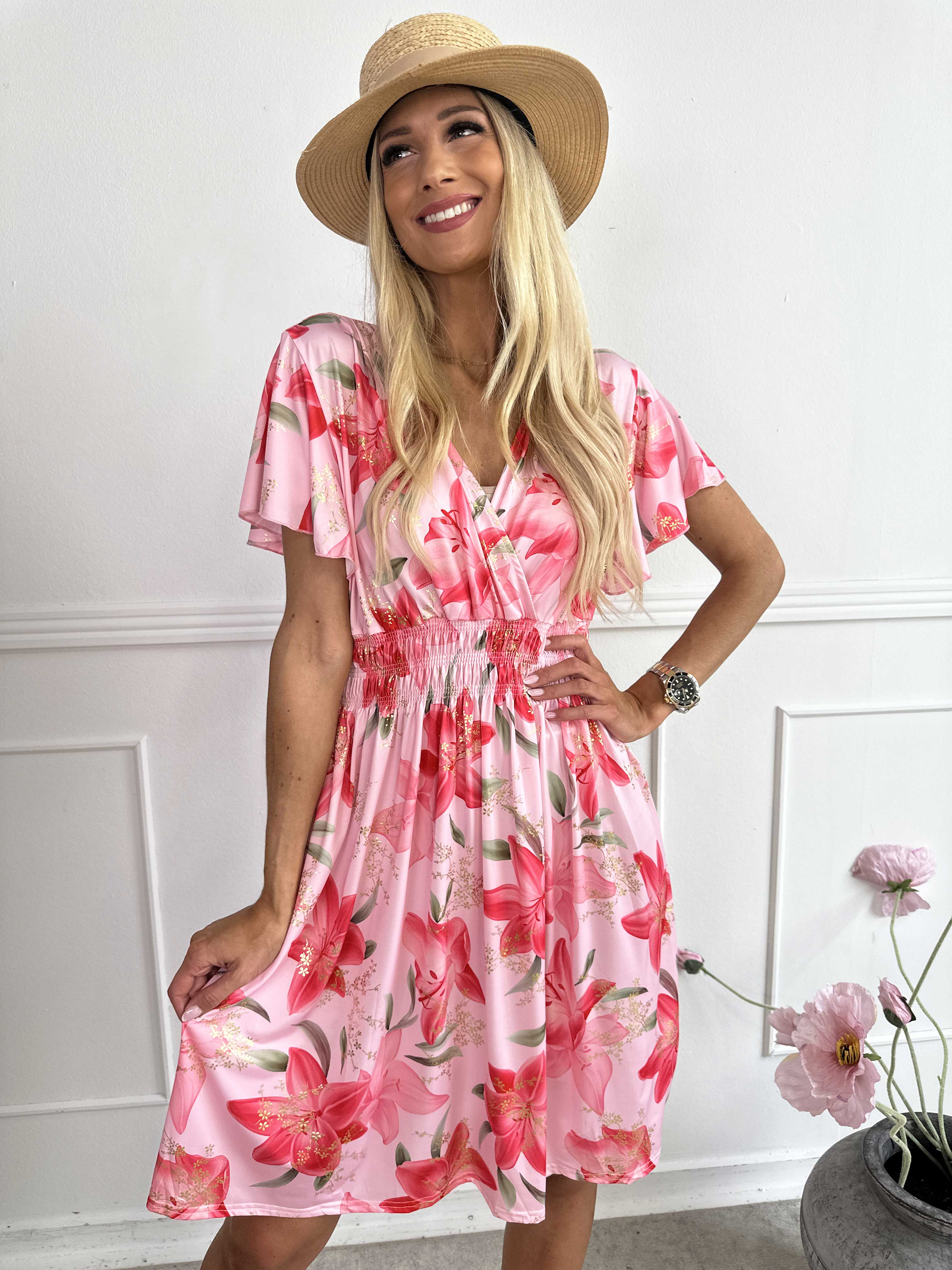 Pams Lilies Short - Kort elastisk klänning med liljemönster och gulddetaljer