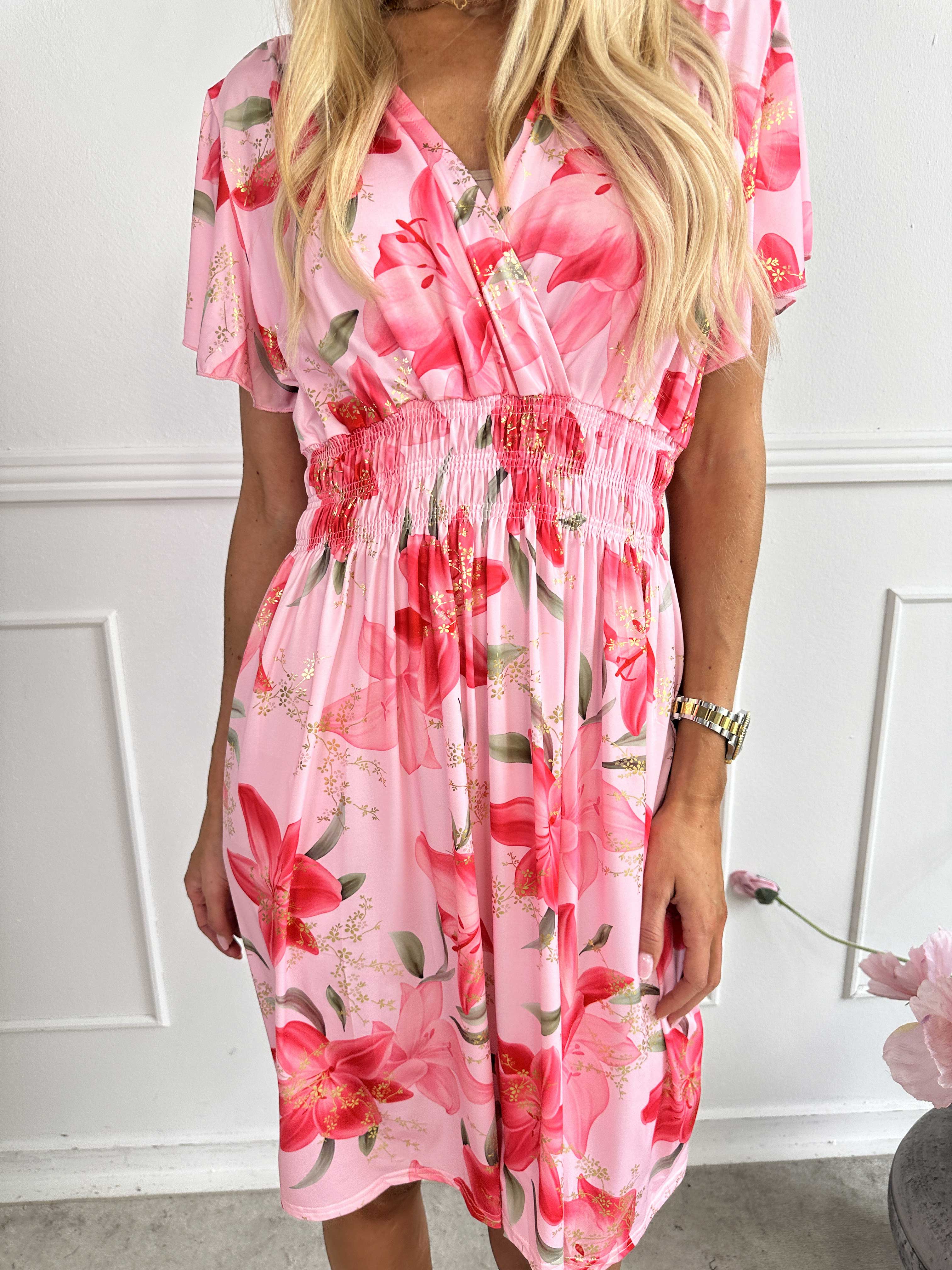 Pams Lilies Short - Kort elastisk klänning med liljemönster och gulddetaljer