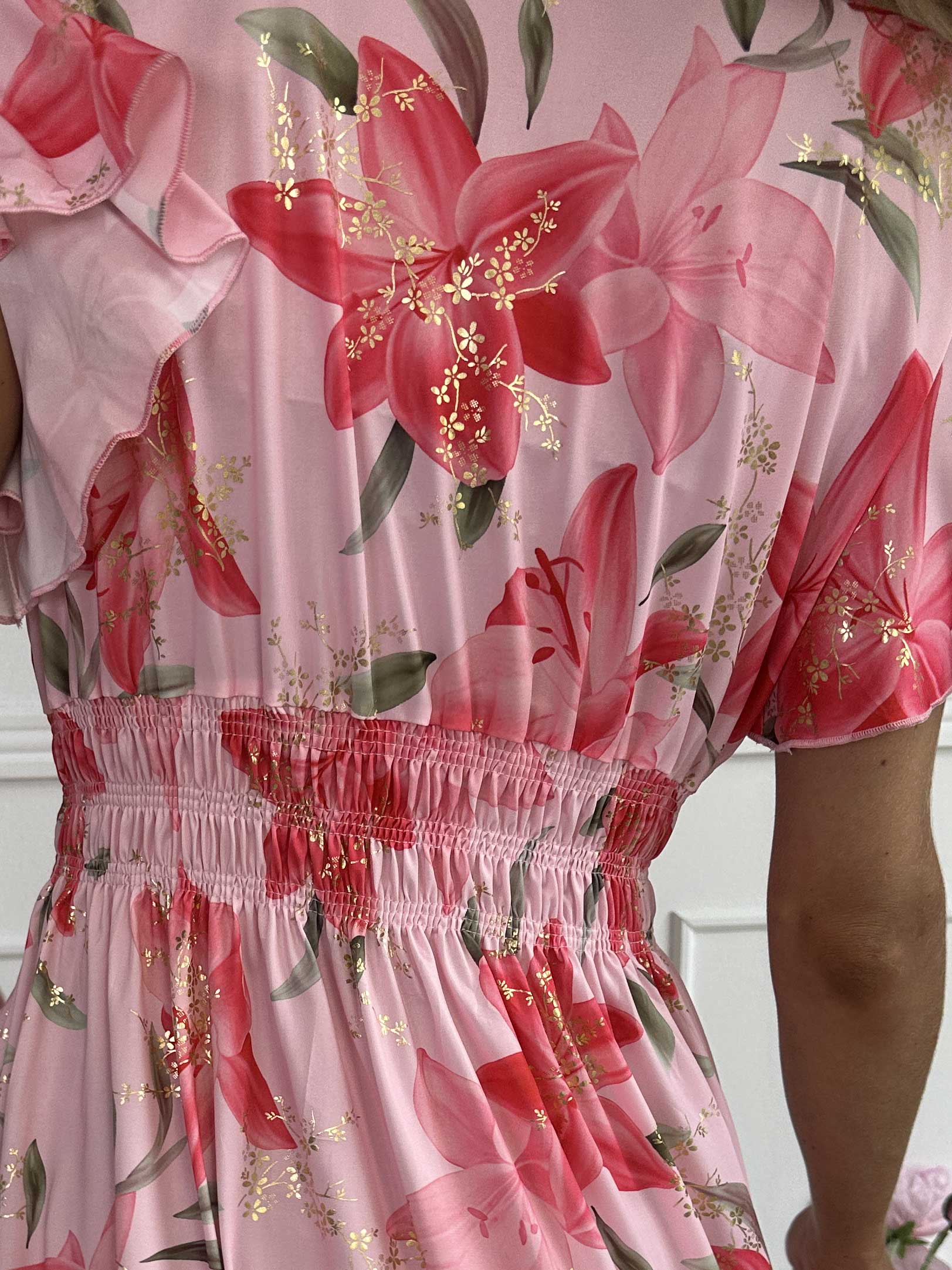 Pams Lilies Short - Kort elastisk klänning med liljemönster och gulddetaljer