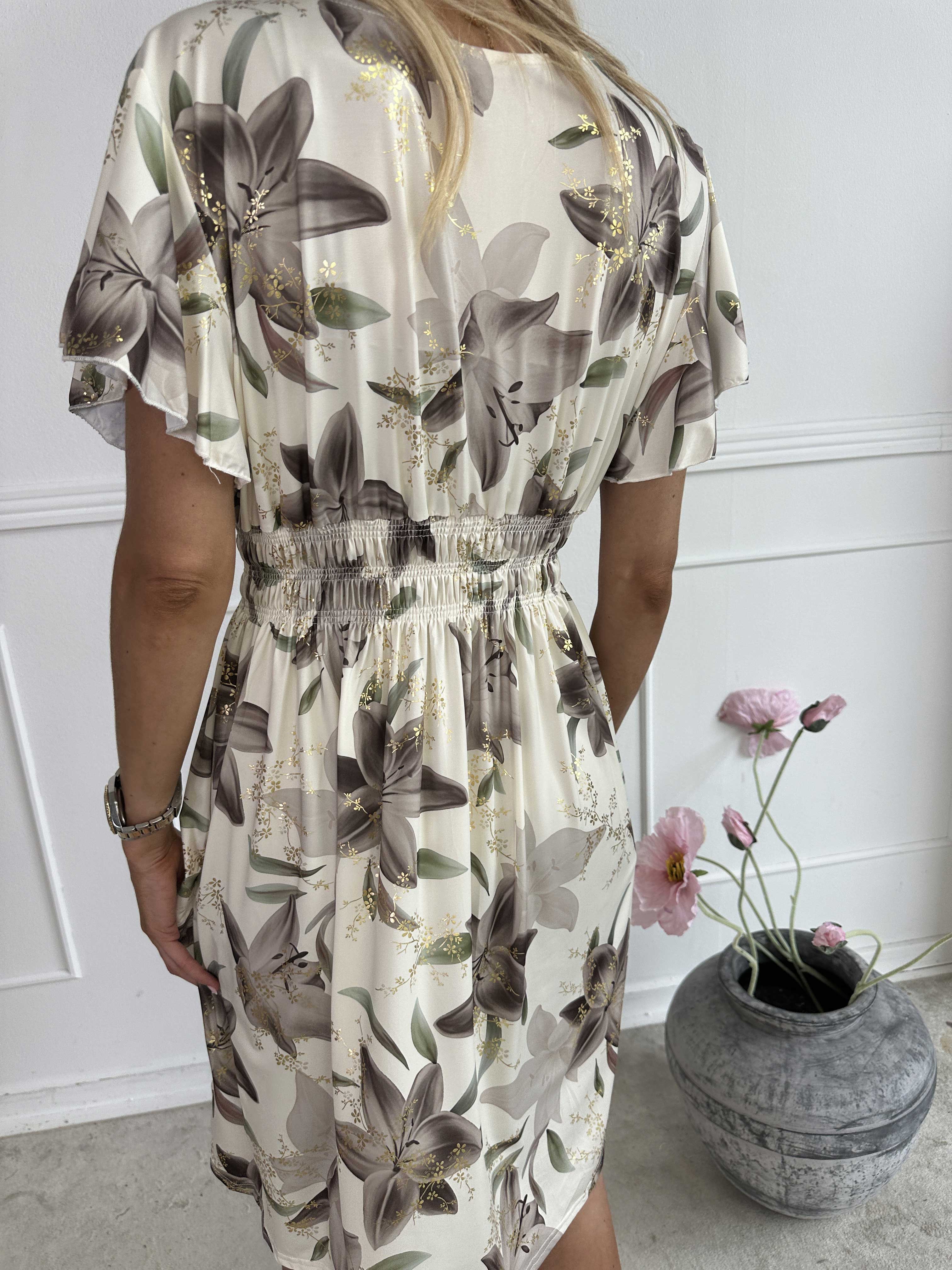 Pams Lilies Short - Kort elastisk klänning med liljemönster och gulddetaljer