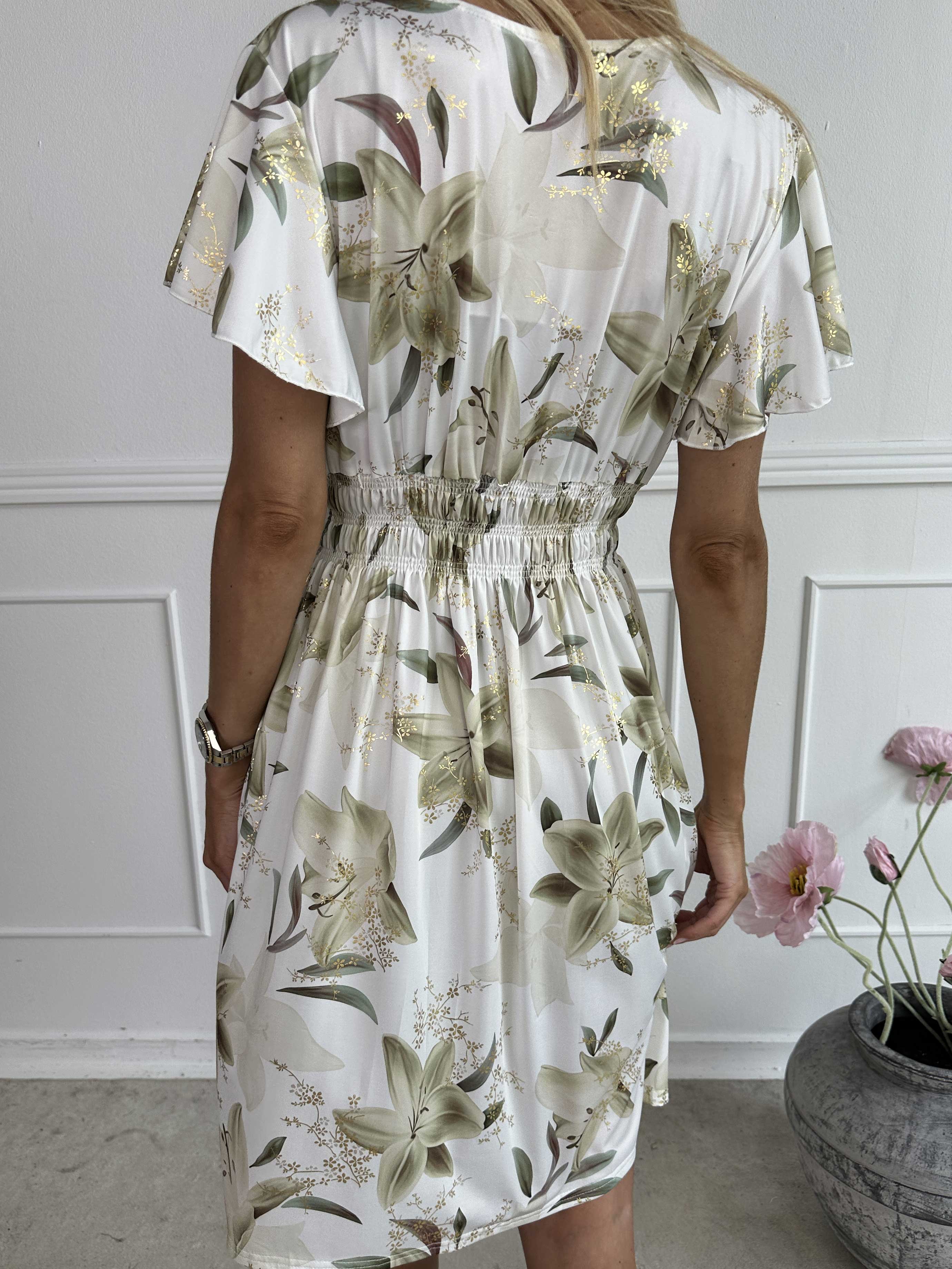 Pams Lilies Short - Kort elastisk klänning med liljemönster och gulddetaljer