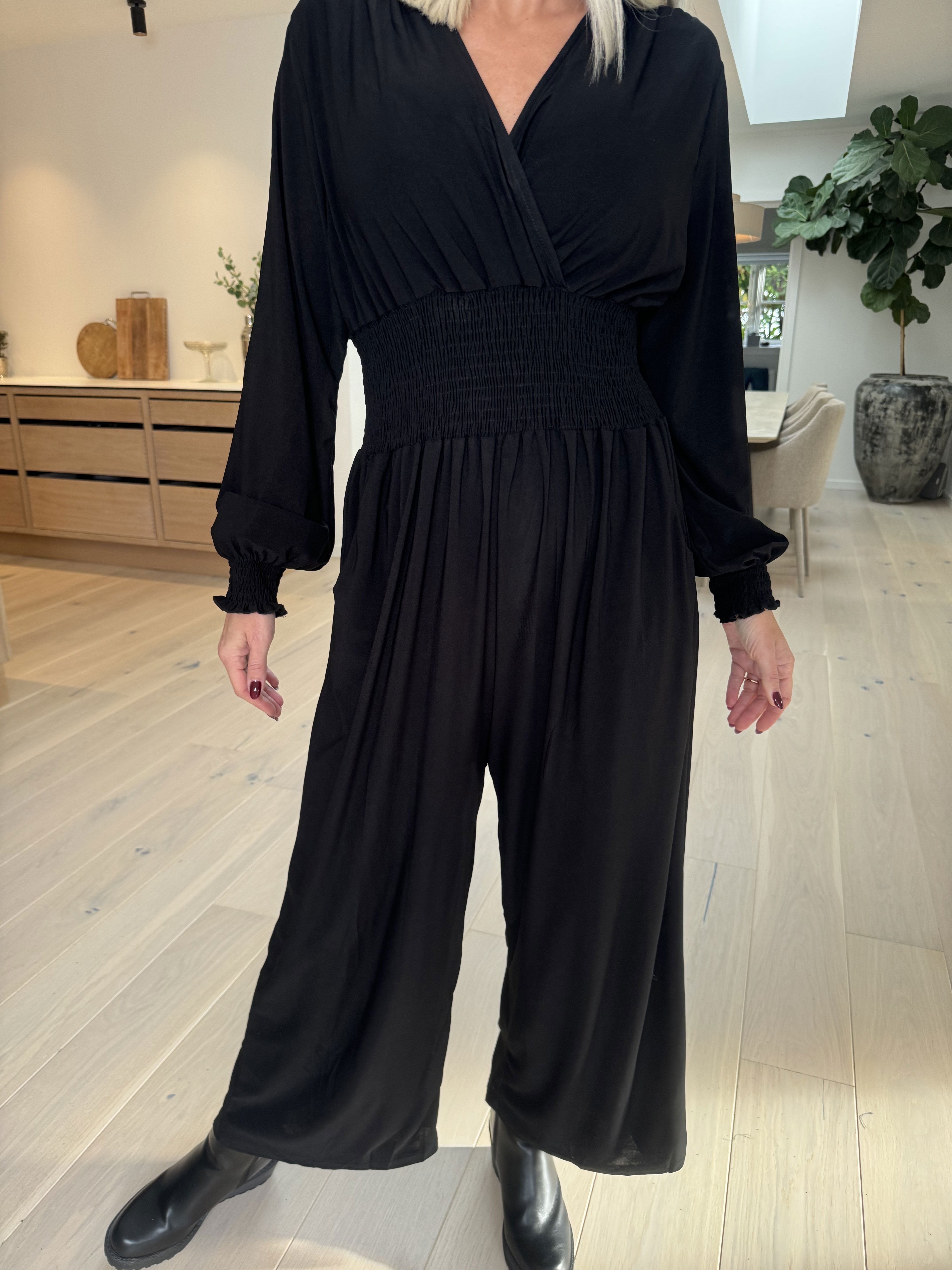 Pams Plain Jumpsuit L/S - En enfärgad jumpsuit med resår