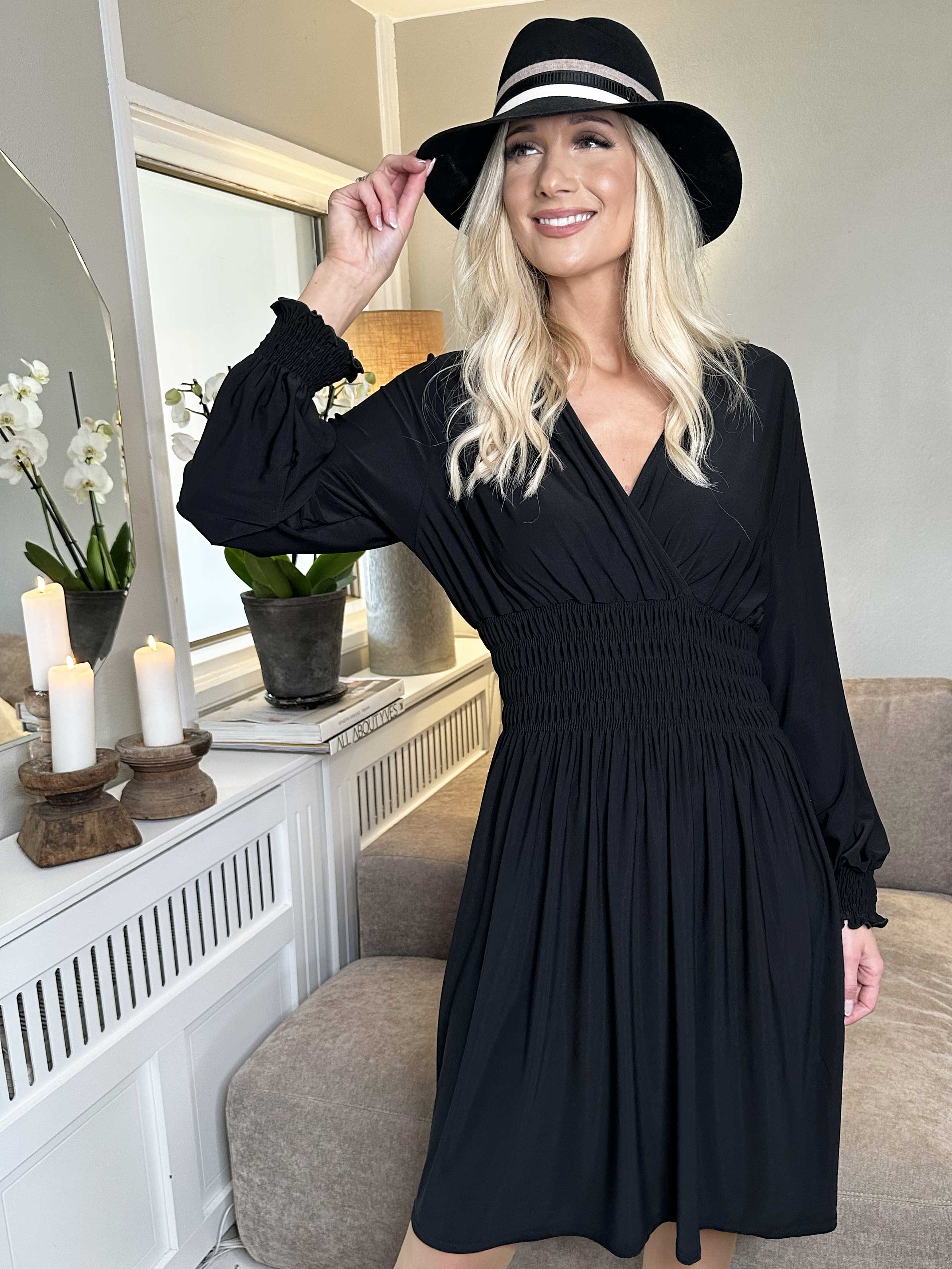 Pams Plain Short L/S - Elastisk kort klänning med smock och långa ärmar