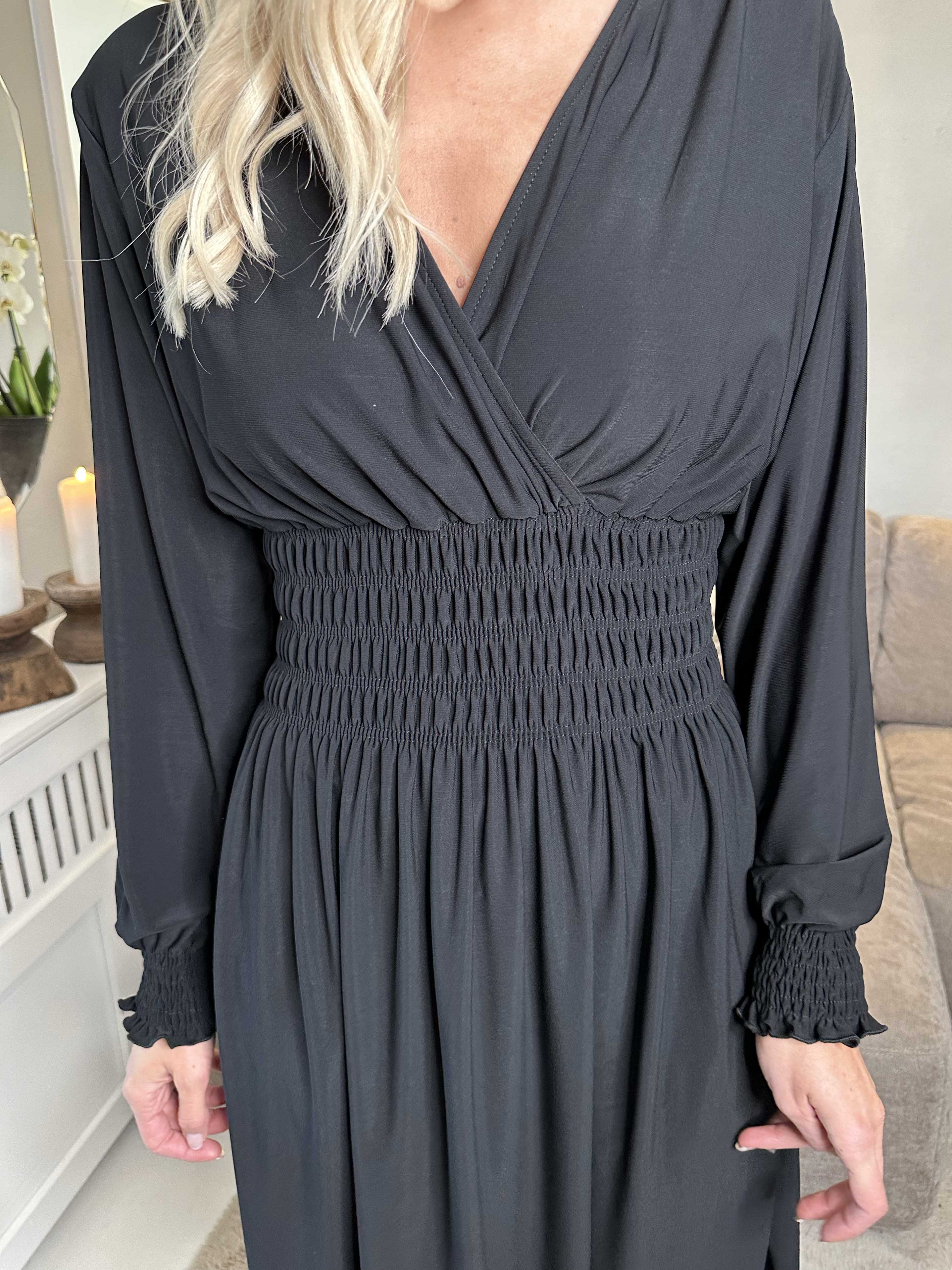 Pams Plain Short L/S - Elastisk kort klänning med smock och långa ärmar