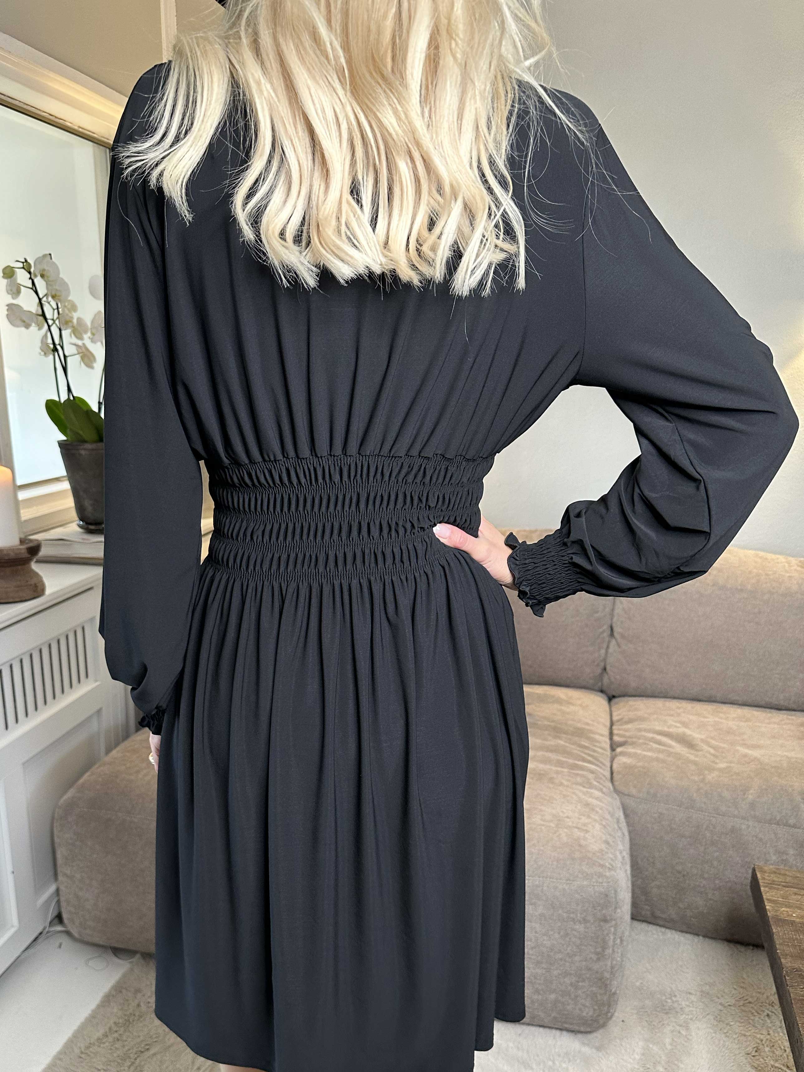 Pams Plain Short L/S - Elastisk kort klänning med smock och långa ärmar