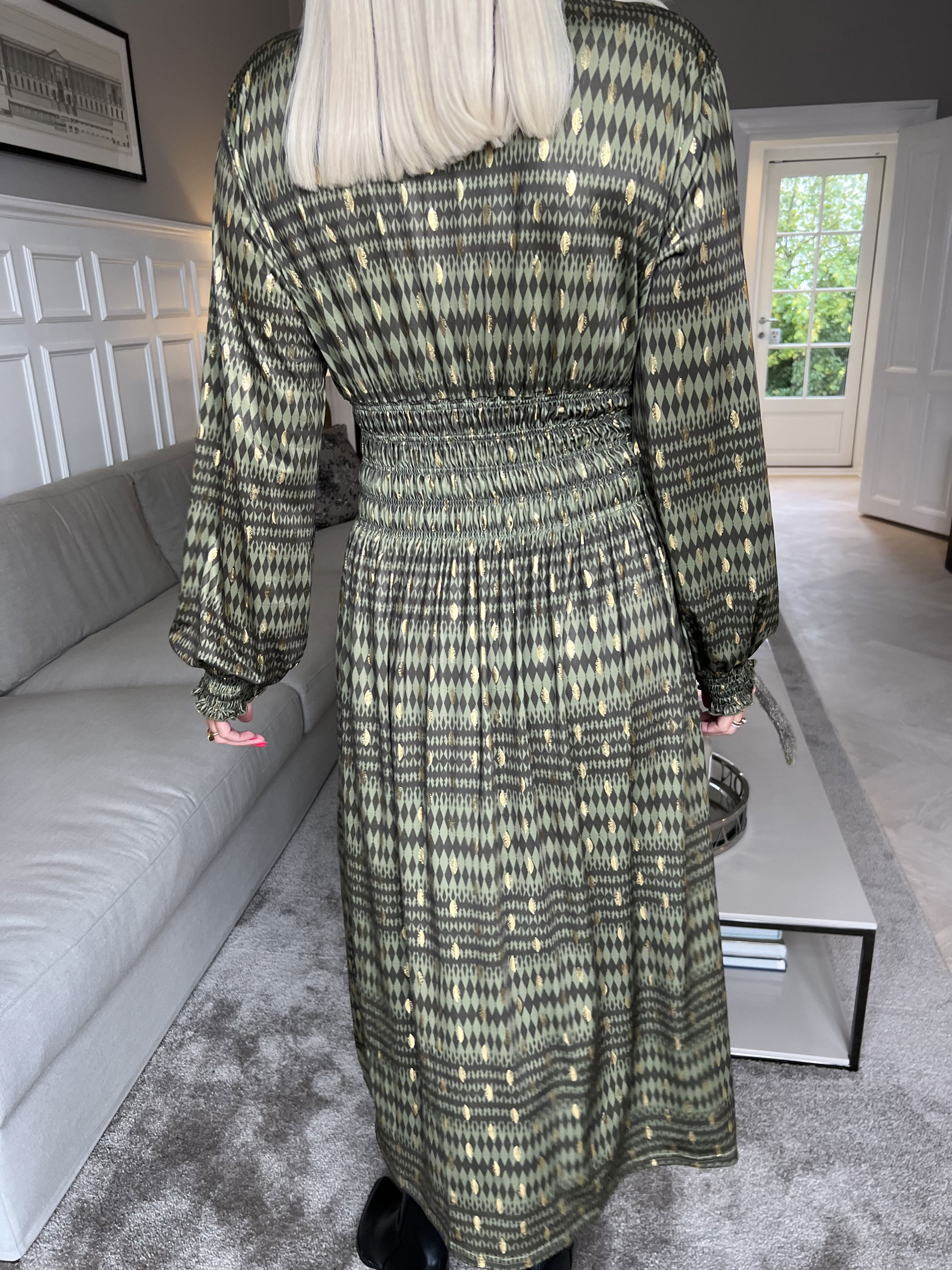 Pams Stripe Midi L/S - Mönstrad klänning med resår och gulddetaljer