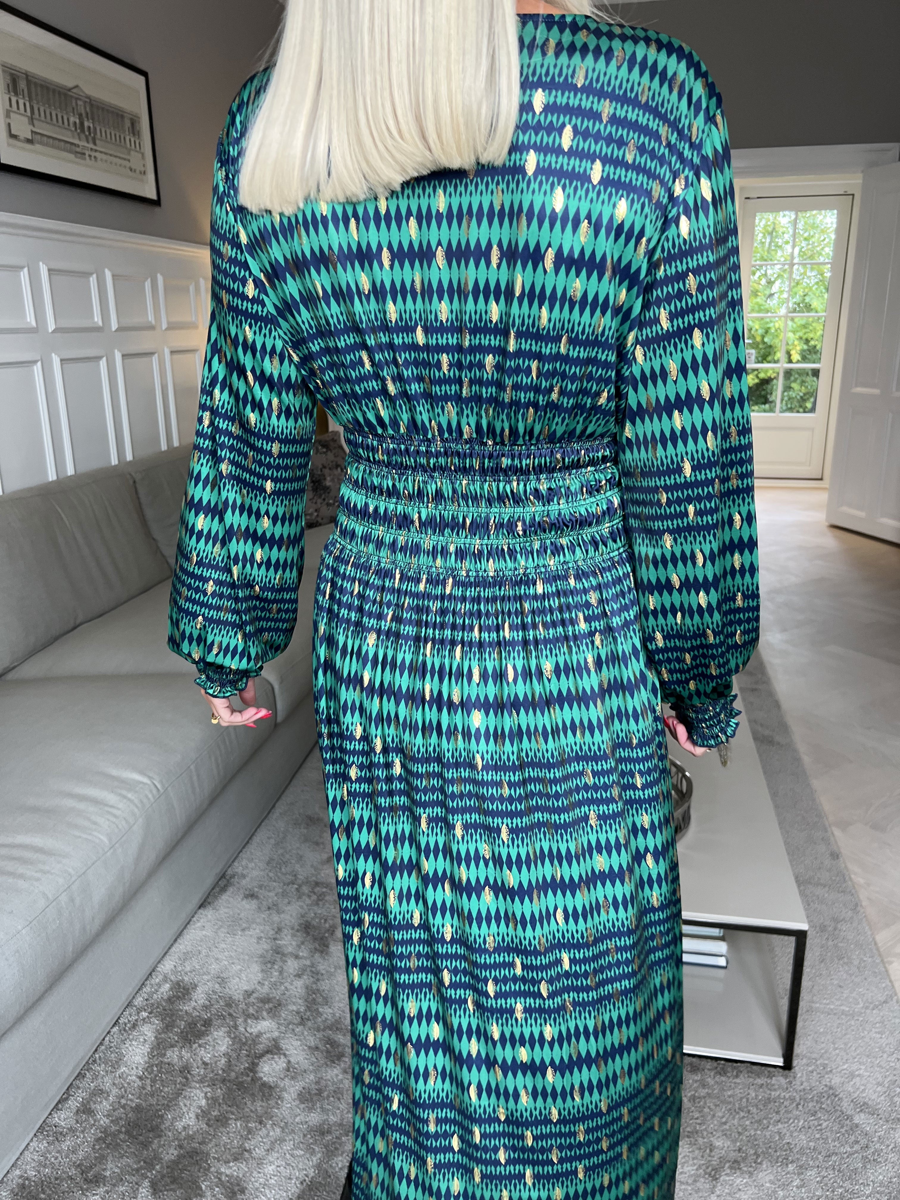 Pams Stripe Midi L/S - Mönstrad klänning med resår och gulddetaljer