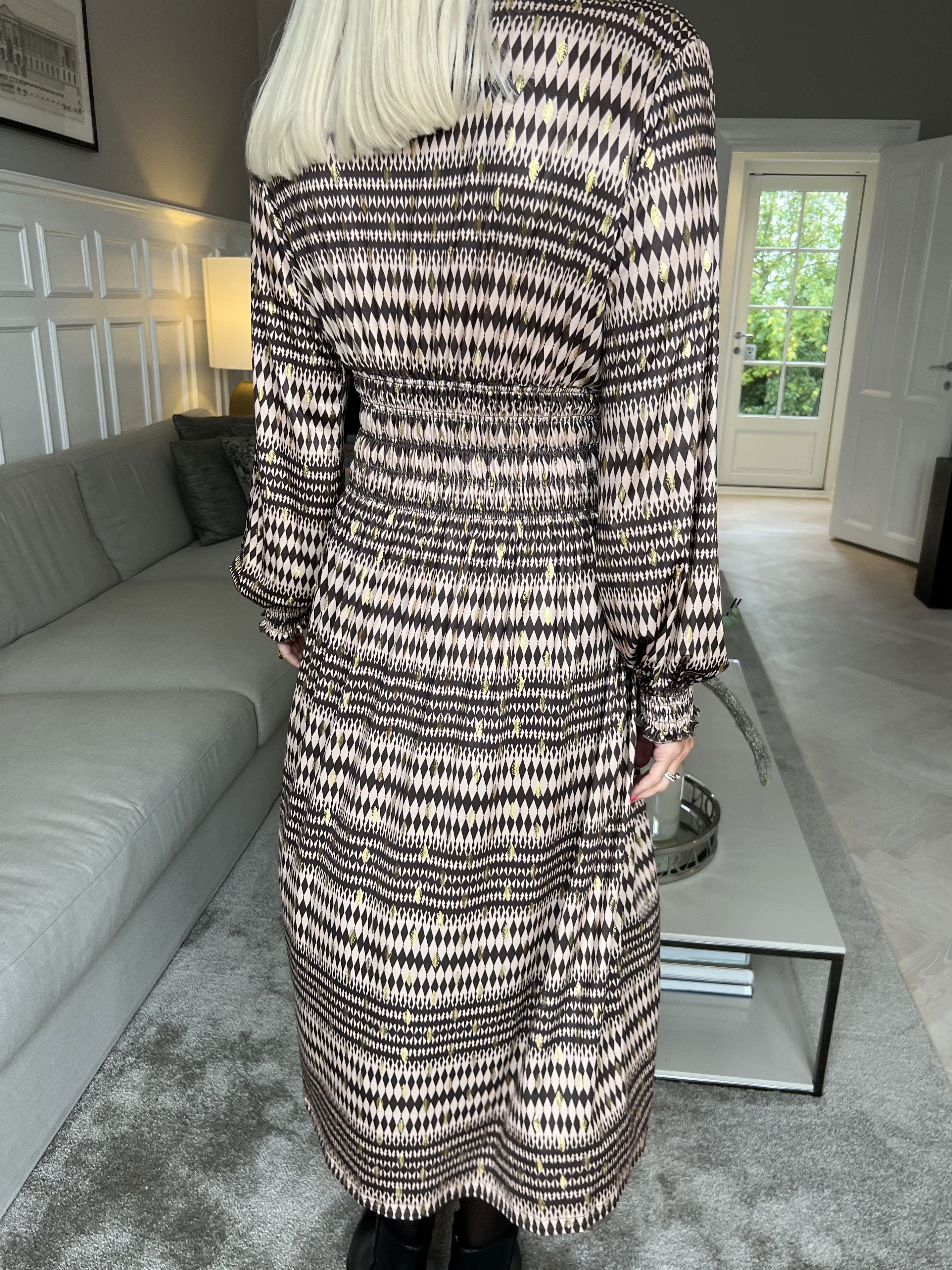 Pams Stripe Midi L/S - Mönstrad klänning med resår och gulddetaljer
