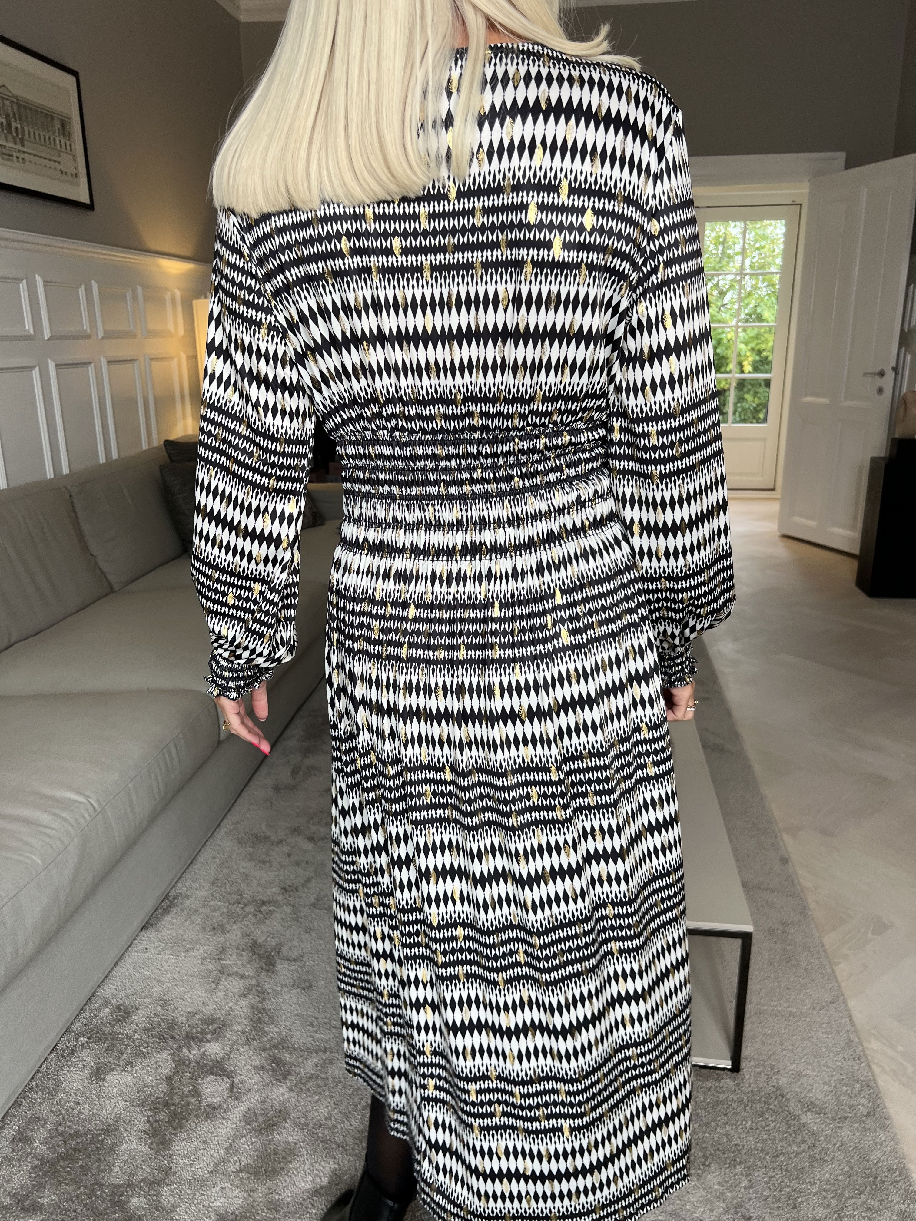 Pams Stripe Midi L/S - Mönstrad klänning med resår och gulddetaljer