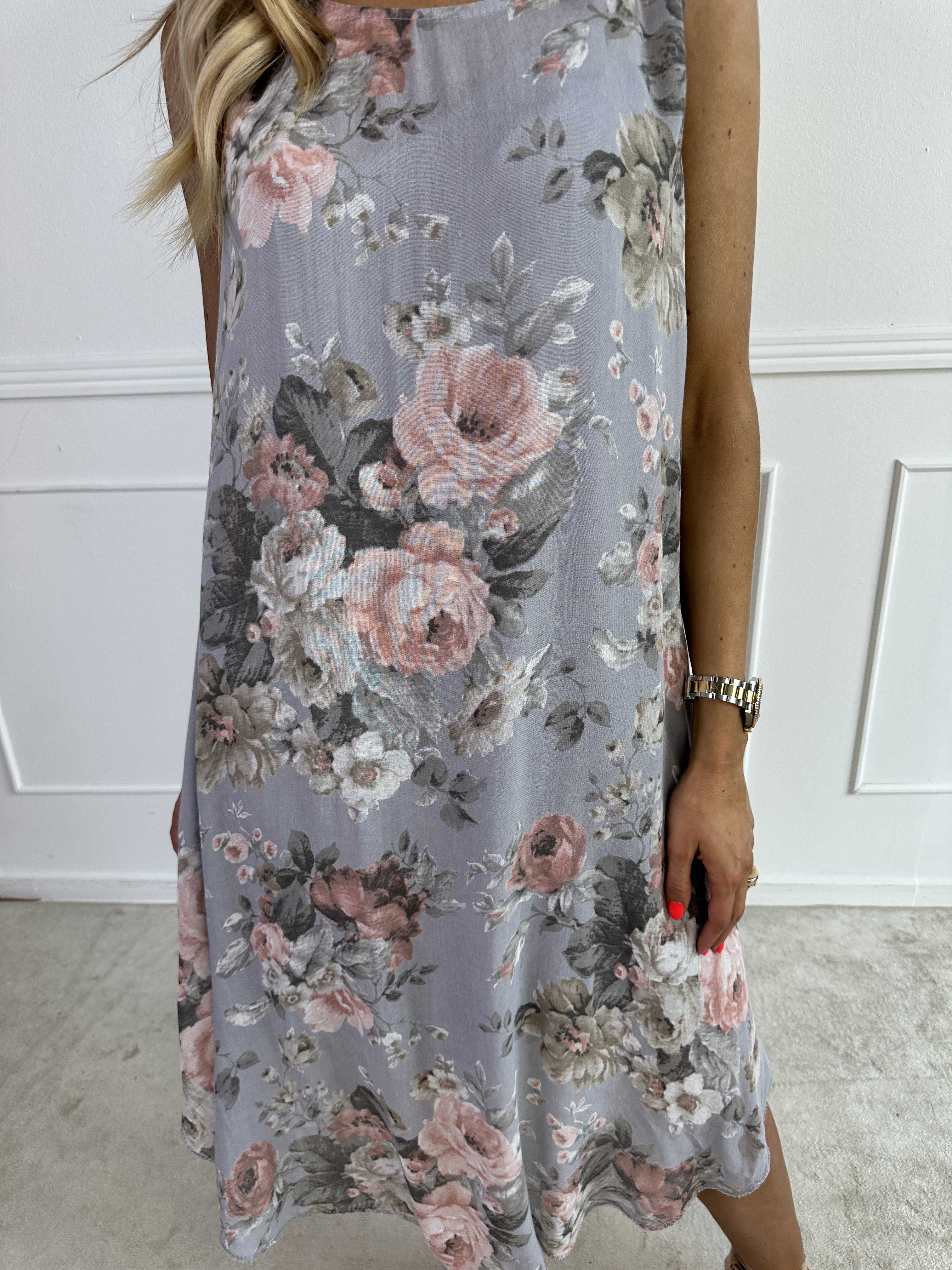 Pandoa - Söt klänning i viskos med blommotiv