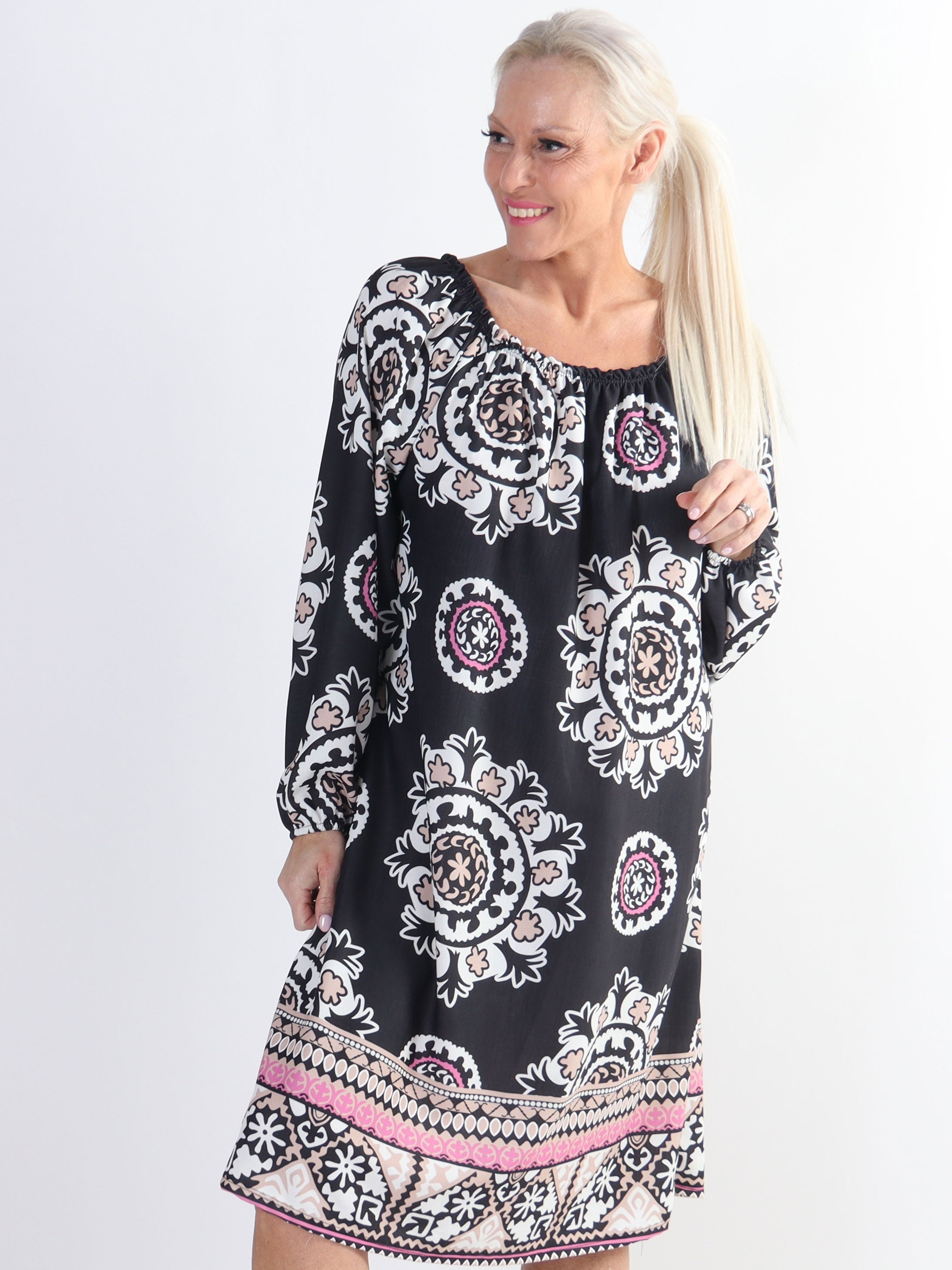 Paulina - Långärmad klänning i plus size med elastisk halsringning