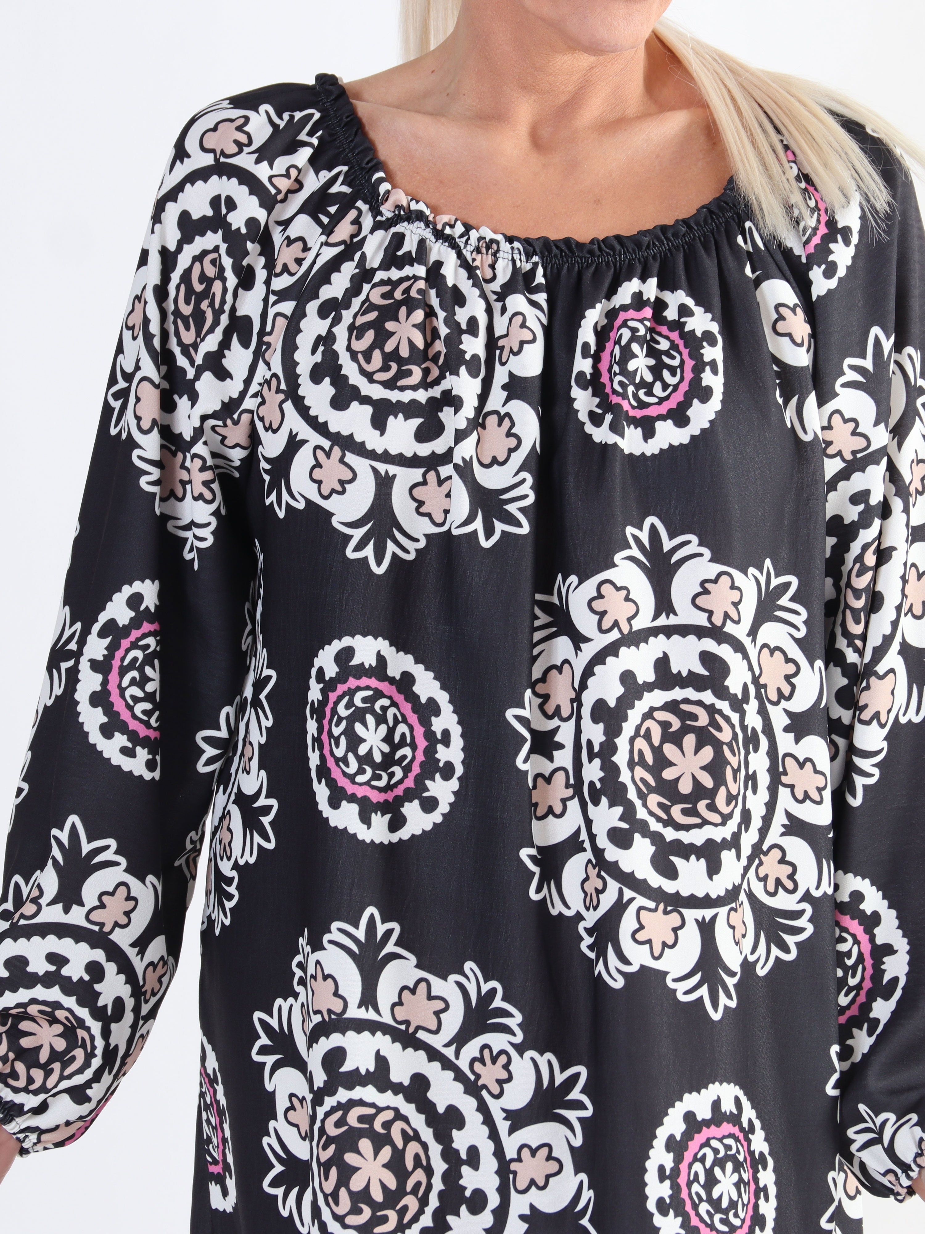 Paulina - Långärmad klänning i plus size med elastisk halsringning