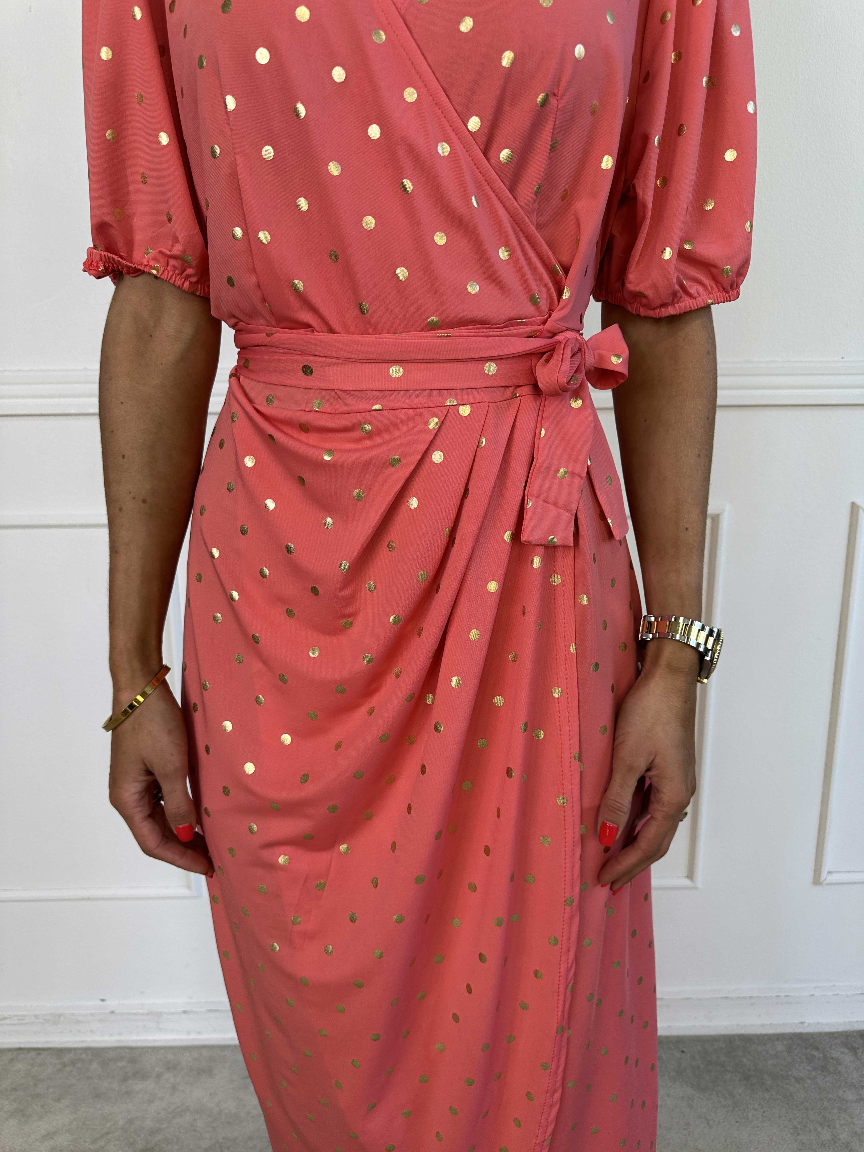 Primula Dust Gold - Klänning i omlott-look med guldprickar