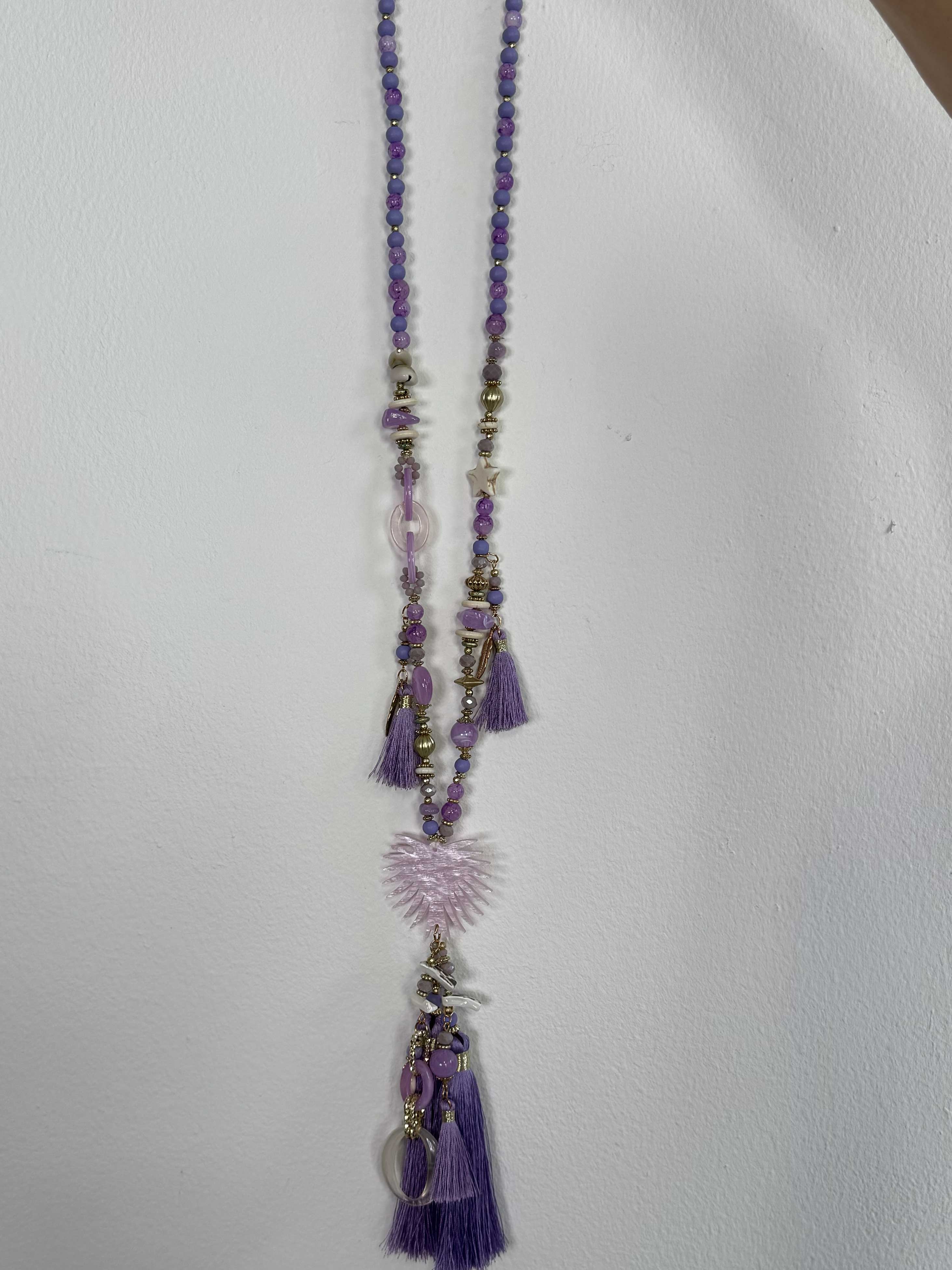 Renata - Lang perlehalskæde med kvaster, gulddetaljer og muslingevedhæng.