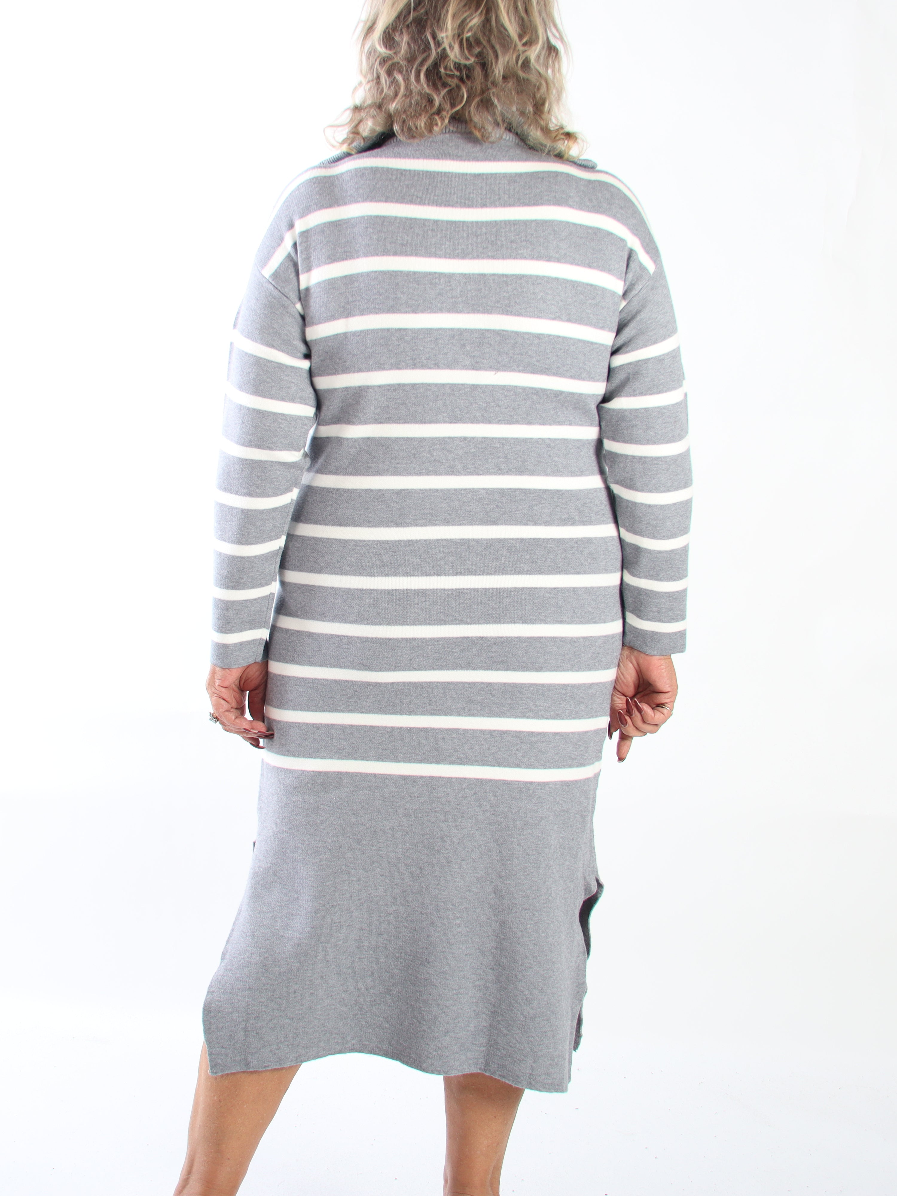 Saimine - Stickad klänning i plus size med ränder, mjuk kvalitet och stretch samt dragkedja i halsringningen