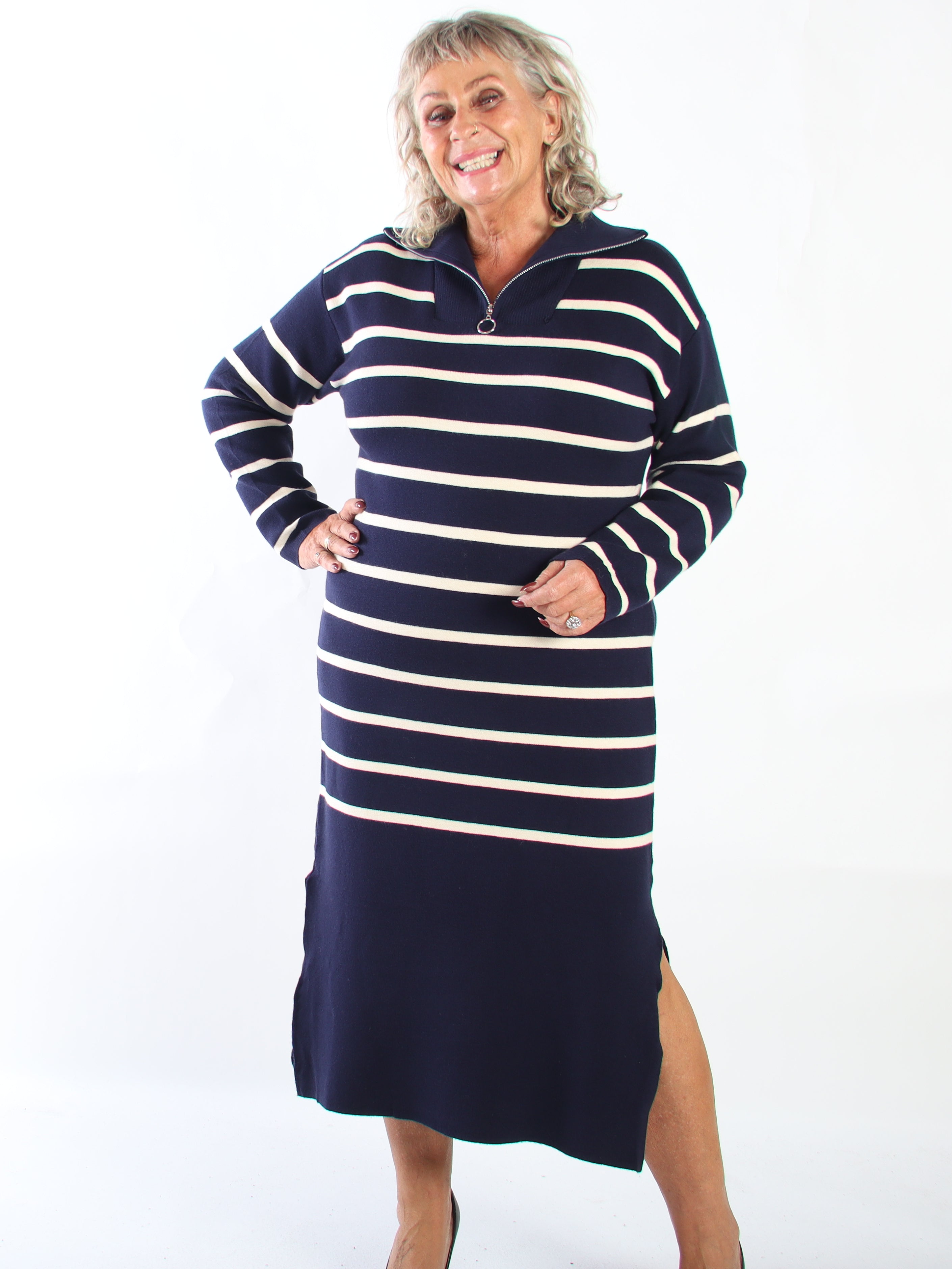 Saimine - Stickad klänning i plus size med ränder, mjuk kvalitet och stretch samt dragkedja i halsringningen