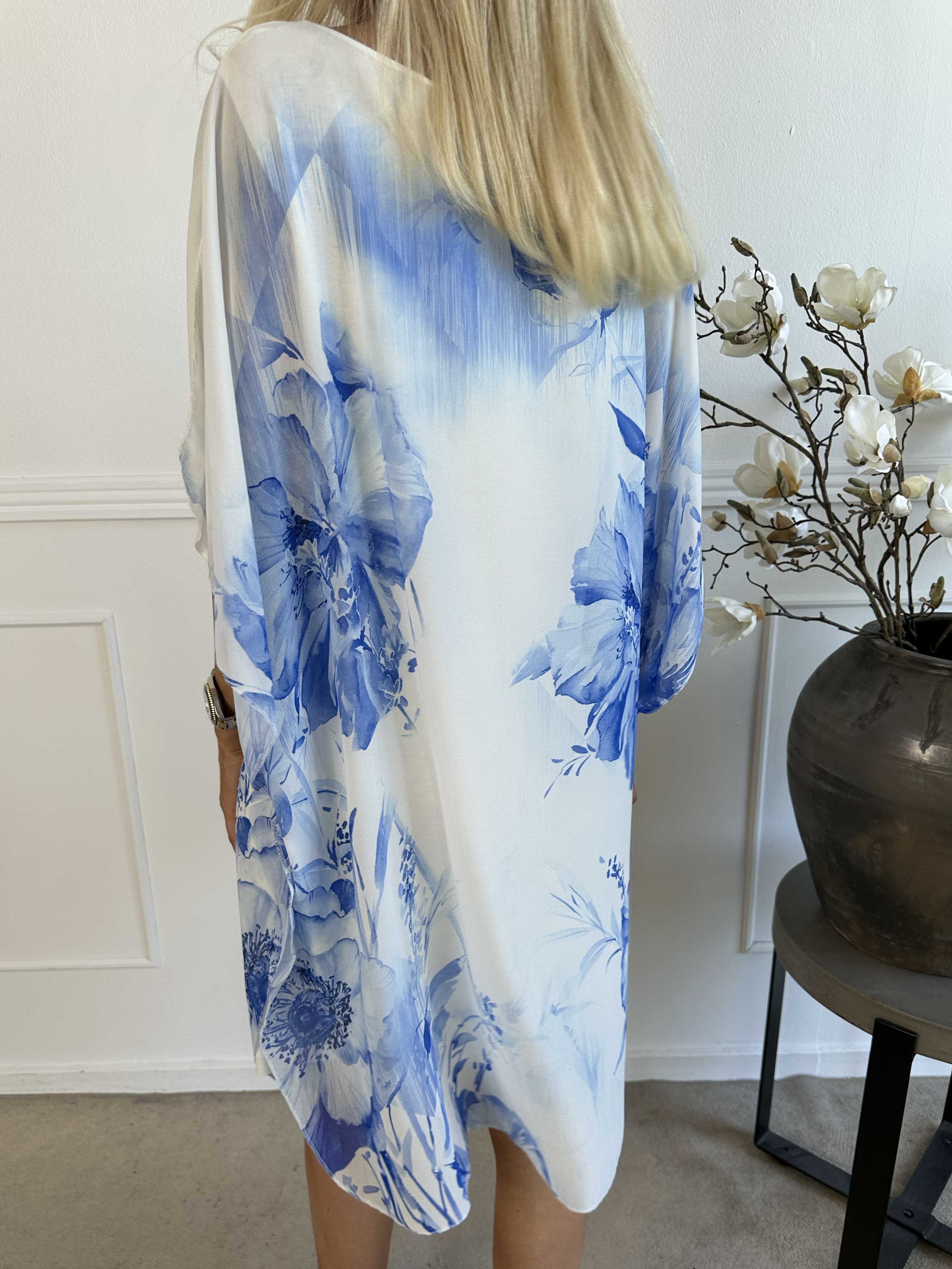 Senja - Chiffongklänning med blommor och underkjol i viskos