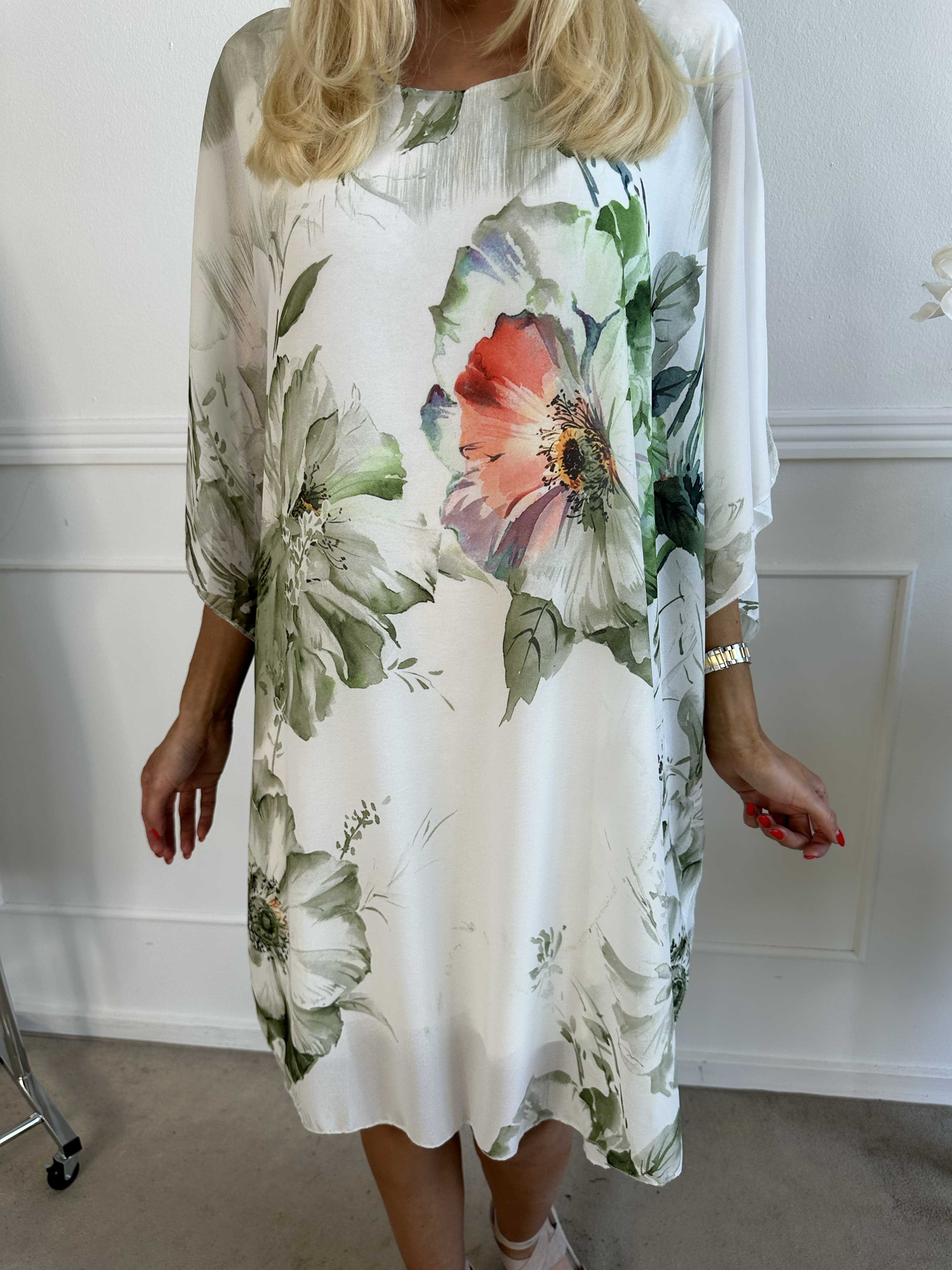 Senja - Chiffongklänning med blommor och underkjol i viskos