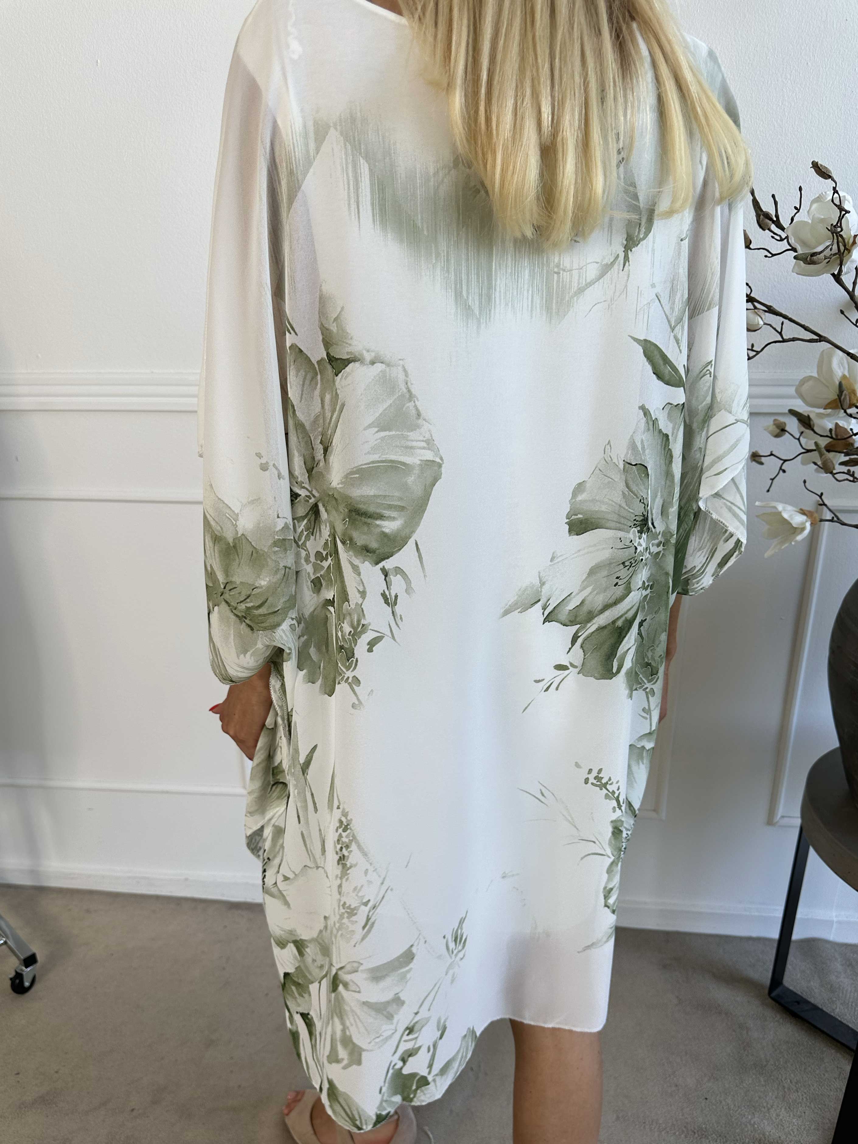 Senja - Chiffongklänning med blommor och underkjol i viskos