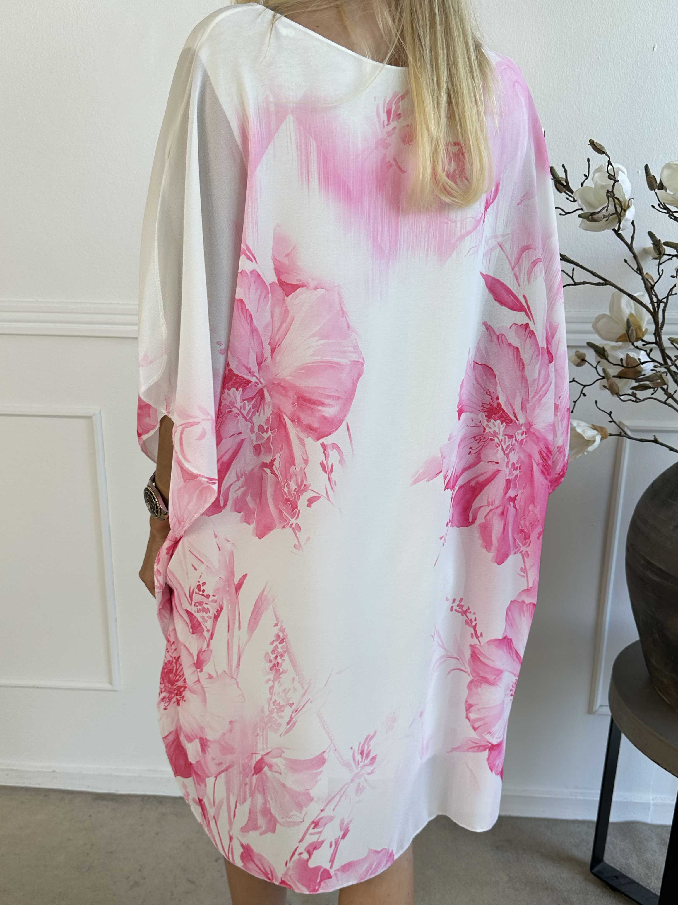 Senja - Chiffongklänning med blommor och underkjol i viskos