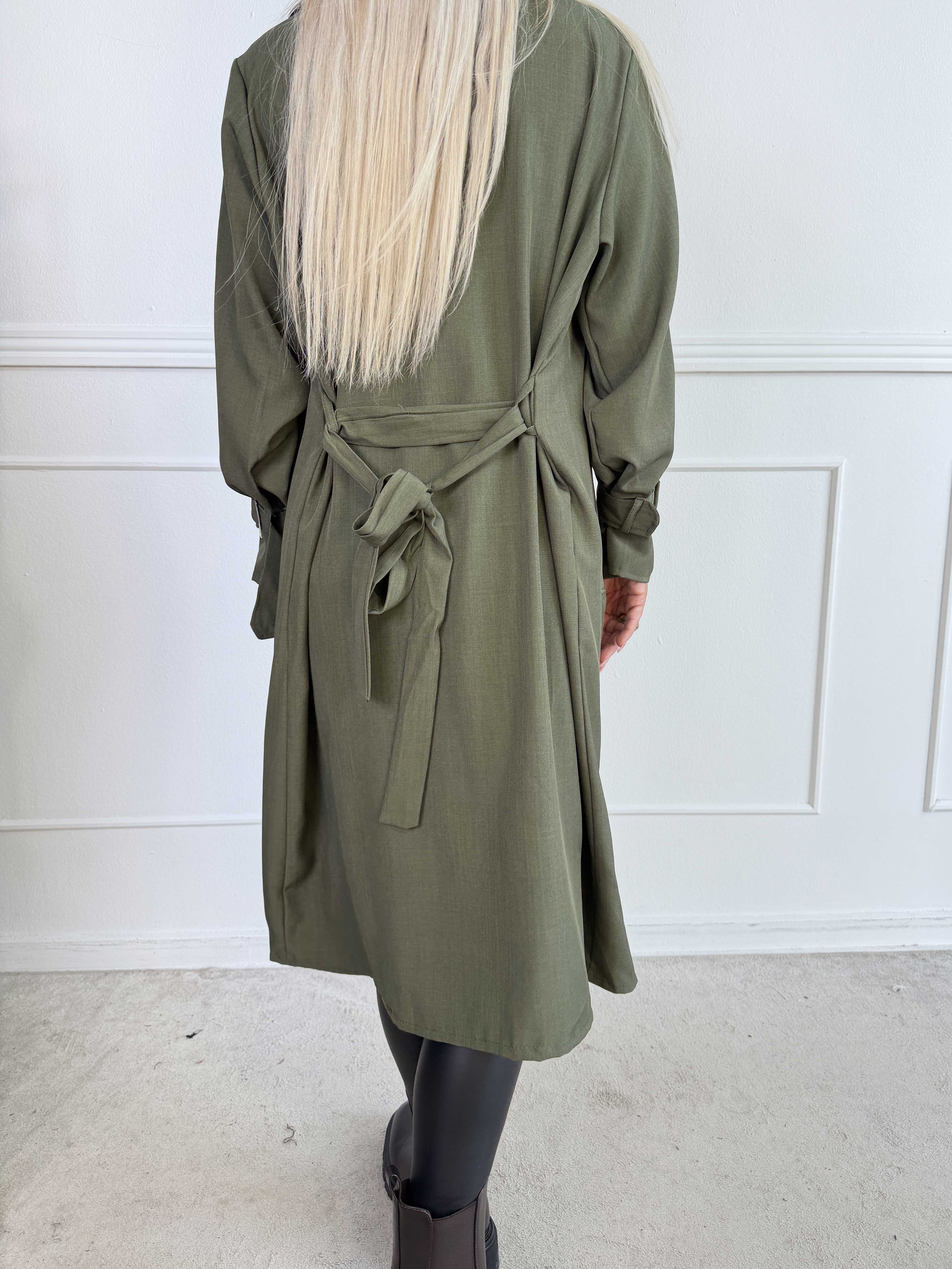 Sharpay 2.0 – Lätt plus size trenchcoat med knytskärp