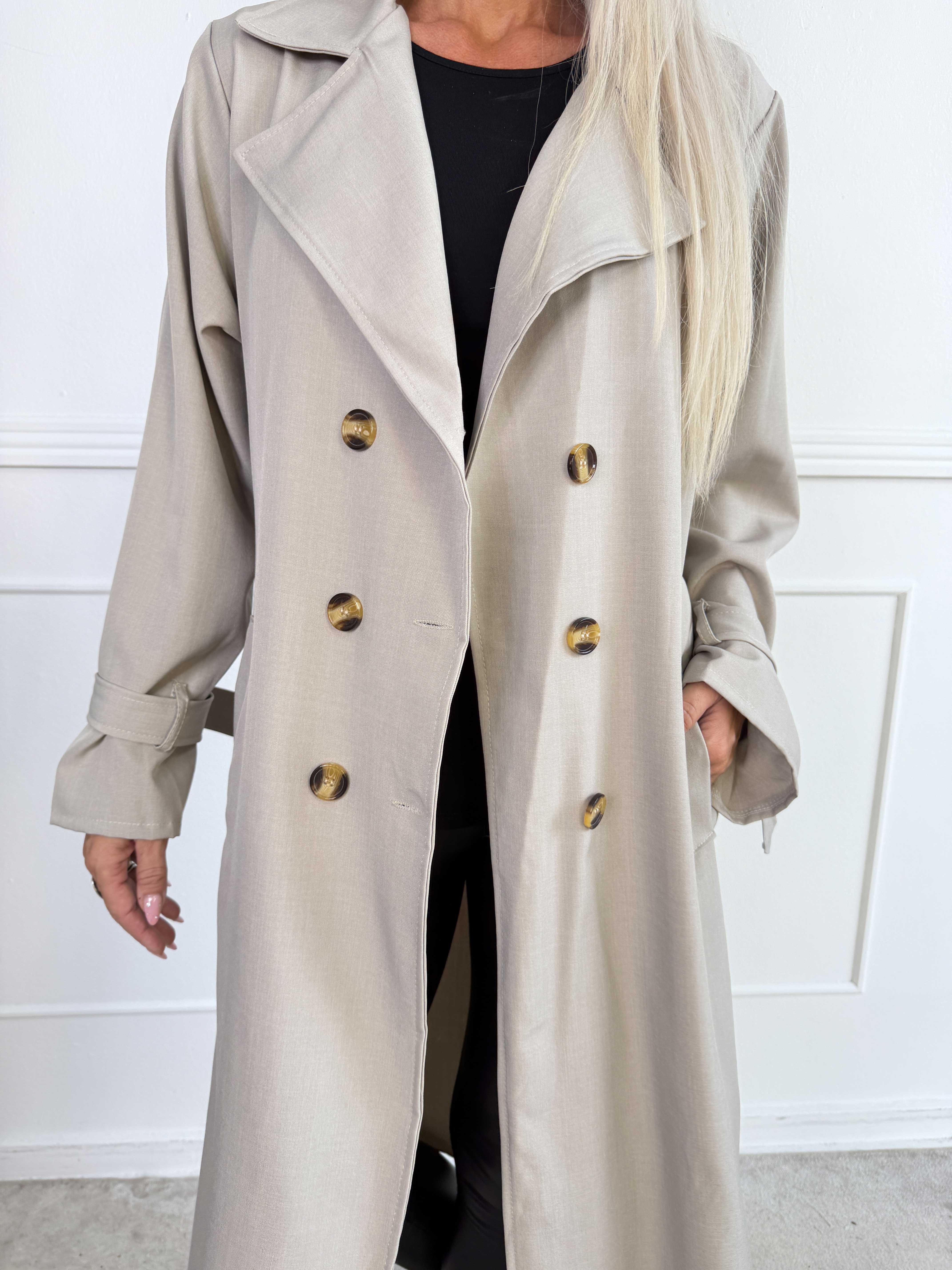 Sharpay 2.0 – Lätt plus size trenchcoat med knytskärp
