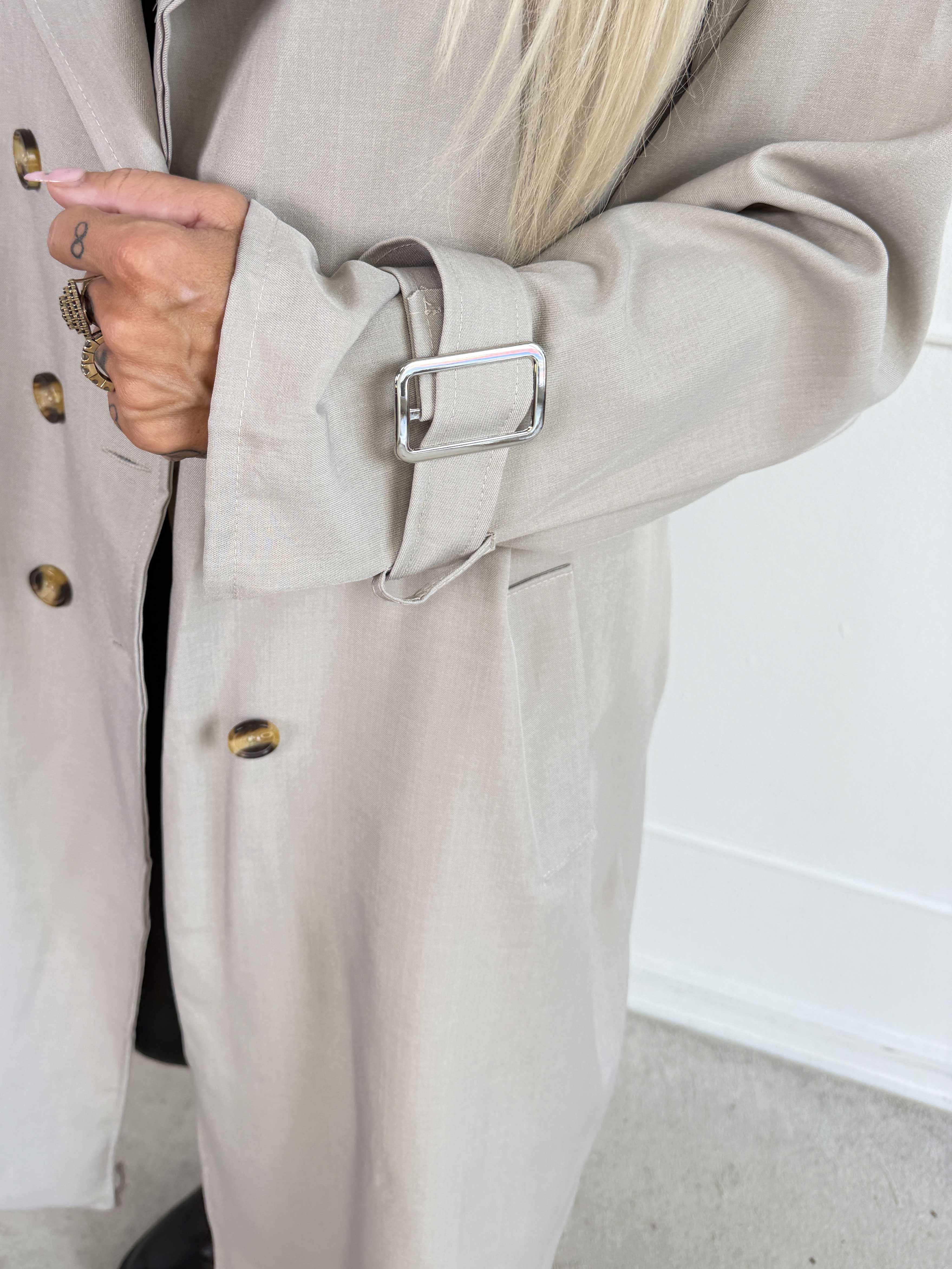 Sharpay 2.0 – Lätt plus size trenchcoat med knytskärp