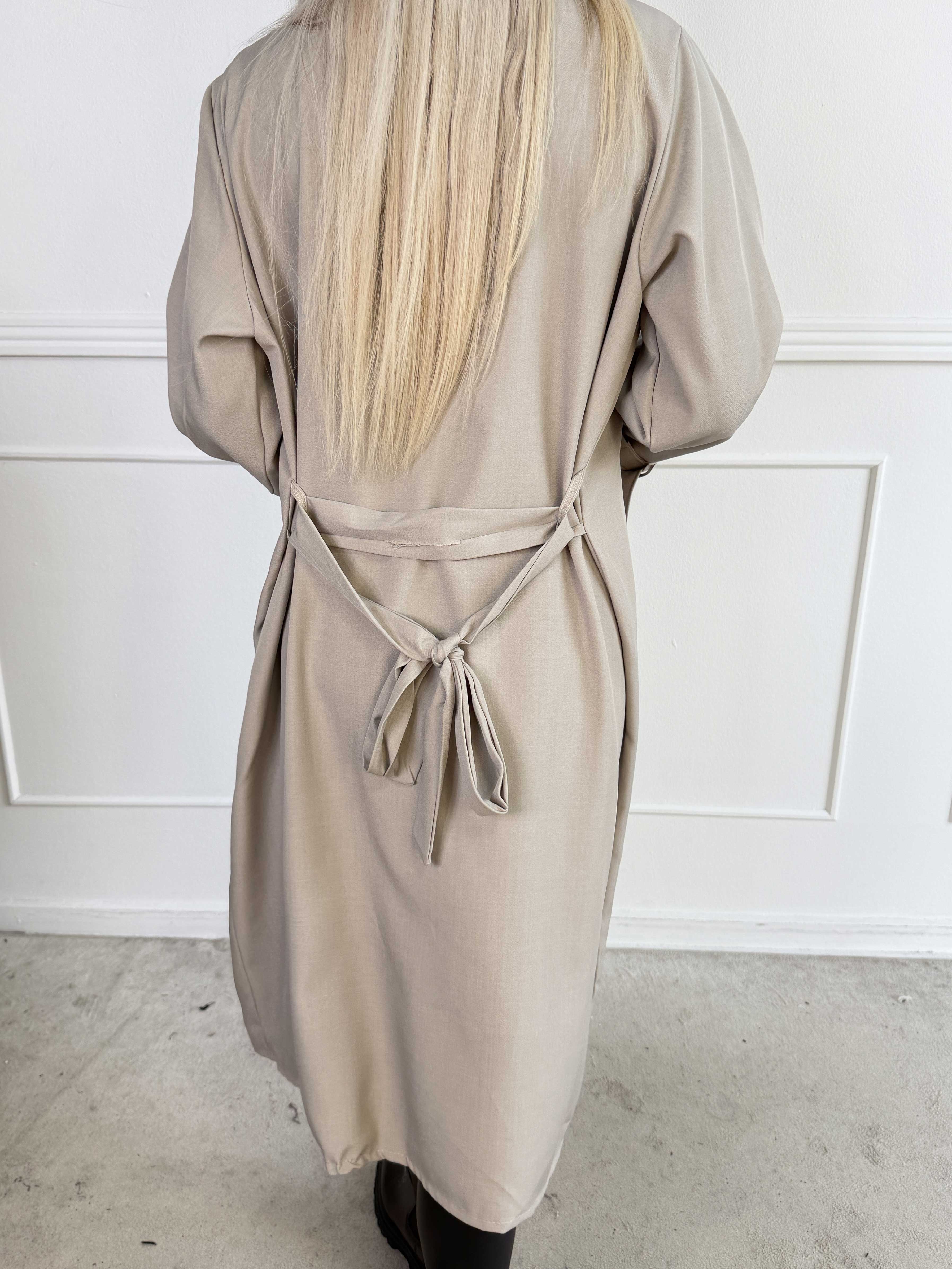 Sharpay 2.0 – Lätt trenchcoat med knytskärp
