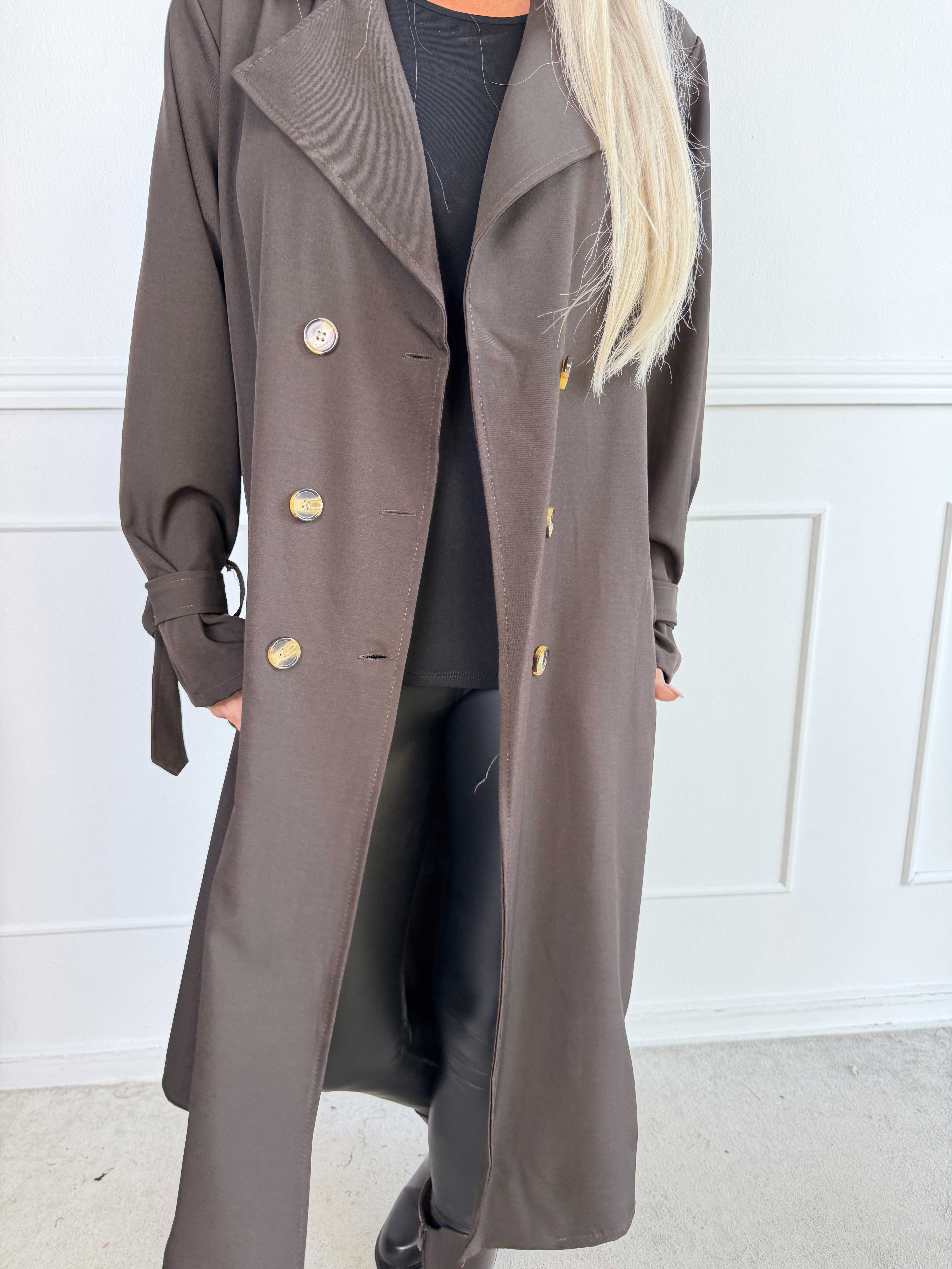 Sharpay 2.0 – Lätt plus size trenchcoat med knytskärp